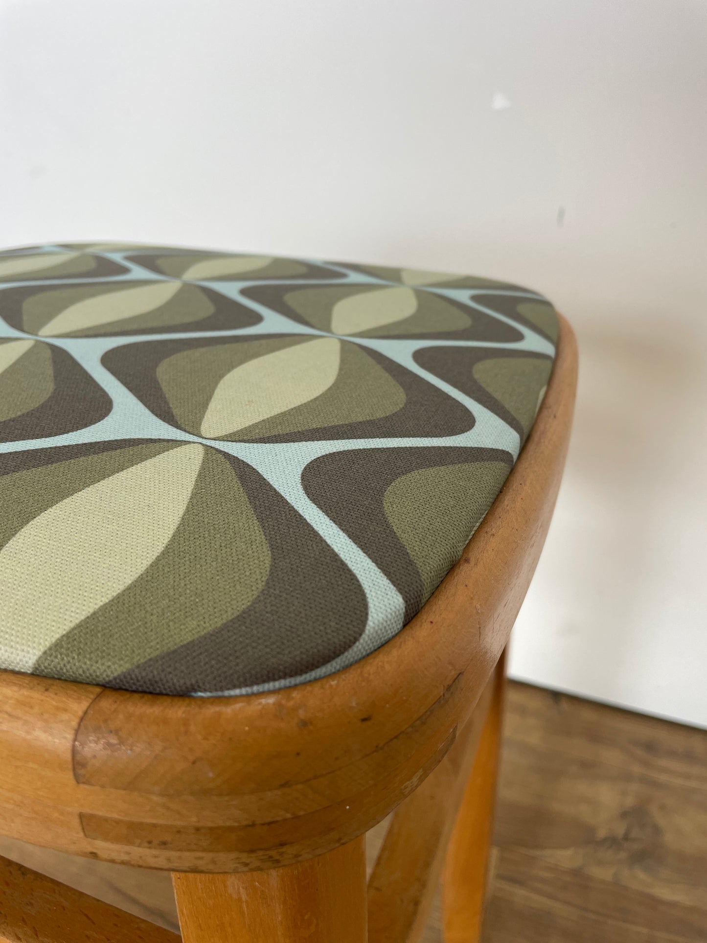 Vintage Retro Bar Stool – Mid-Century Modern Style with Patterned Cushions