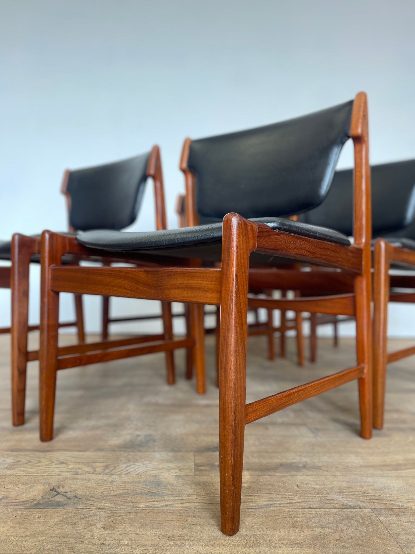 Set of 6 Vintage Kofod Larsen G Plan Dining Chairs – 2 Carvers – Teak & Black Vinyl
