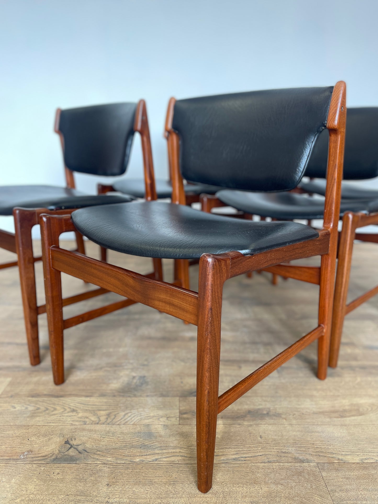 Set of 6 Vintage Kofod Larsen G Plan Dining Chairs – 2 Carvers – Teak & Black Vinyl