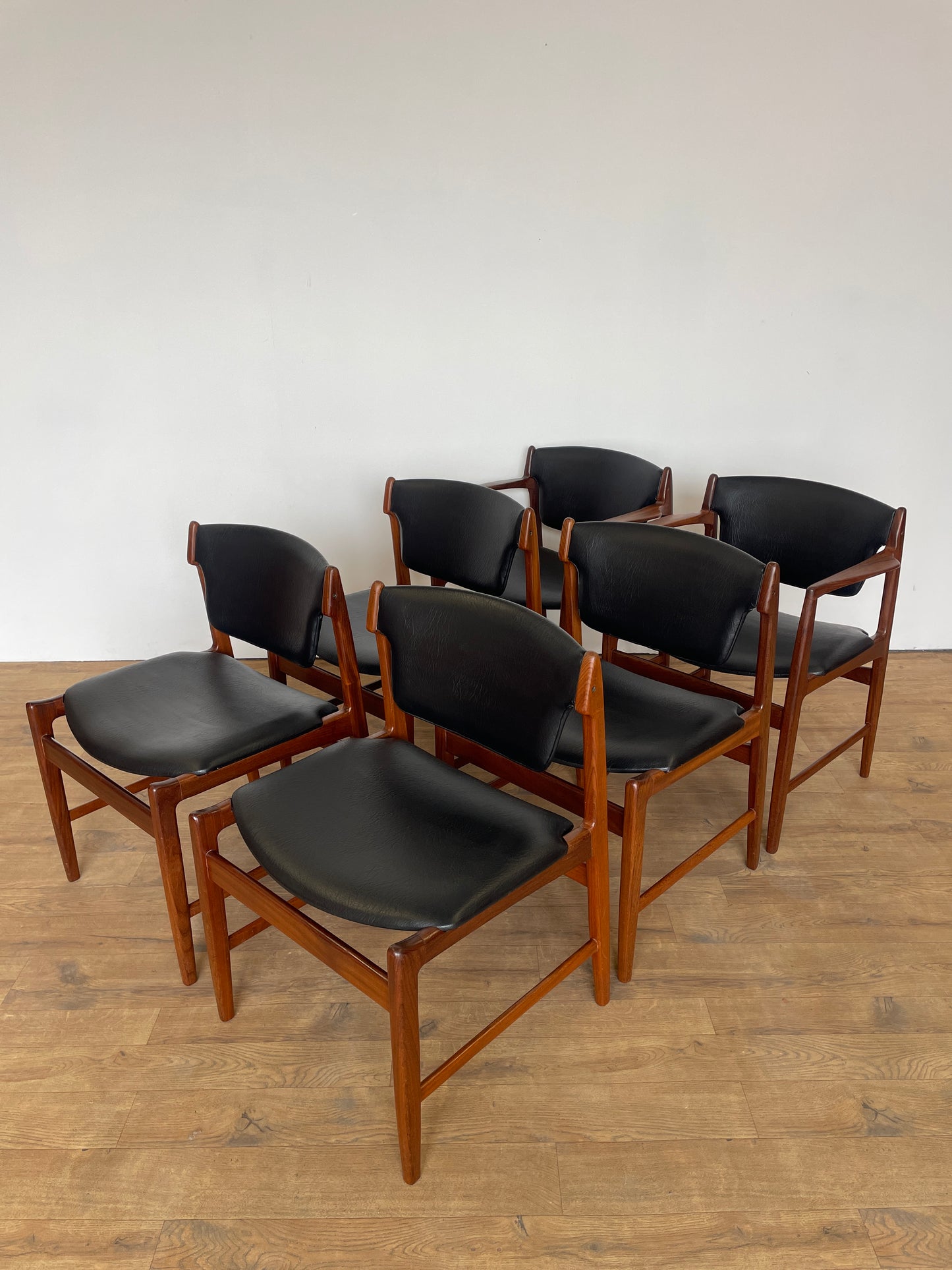 Set of 6 Vintage Kofod Larsen G Plan Dining Chairs – 2 Carvers – Teak & Black Vinyl