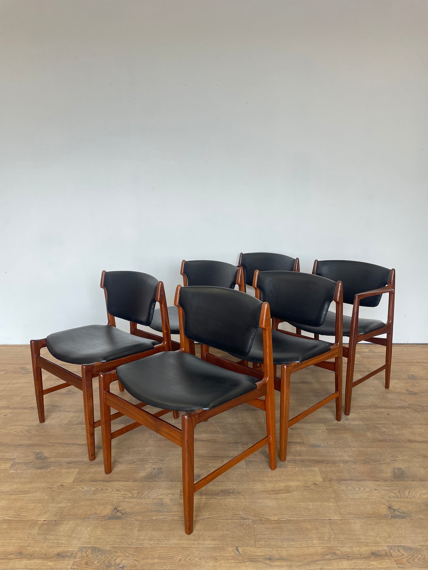 Set of 6 Vintage Kofod Larsen G Plan Dining Chairs – 2 Carvers – Teak & Black Vinyl