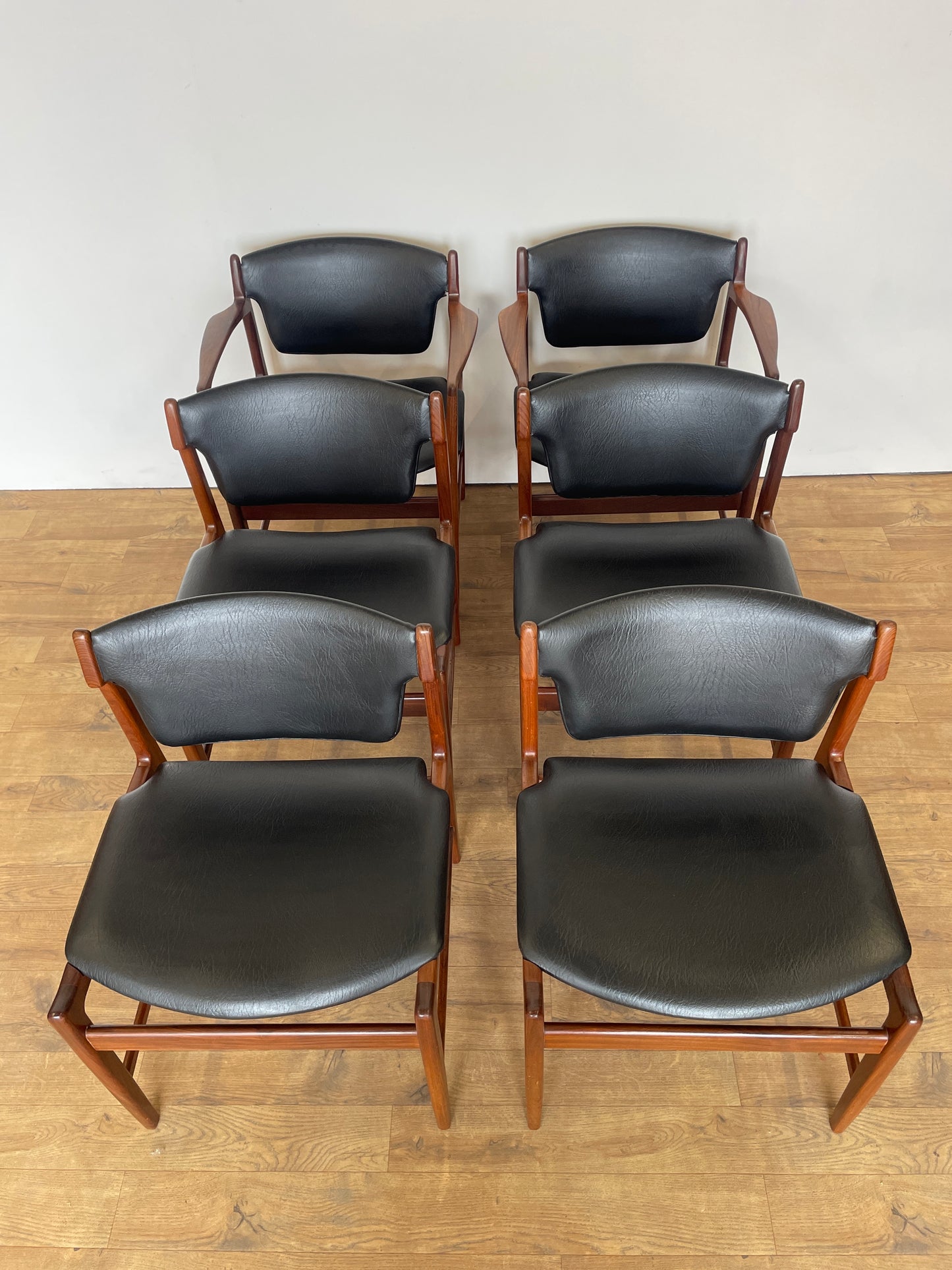Set of 6 Vintage Kofod Larsen G Plan Dining Chairs – 2 Carvers – Teak & Black Vinyl