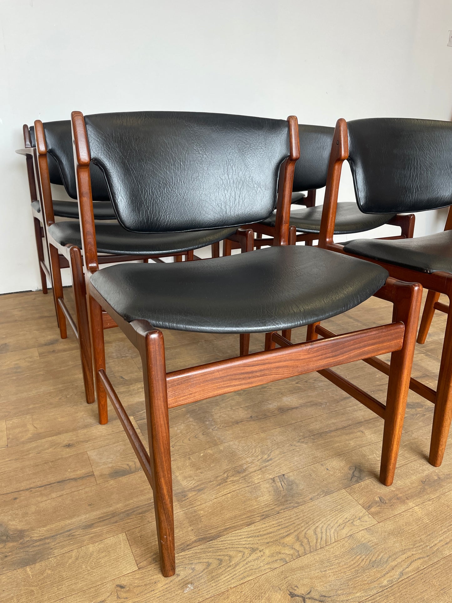 Set of 6 Vintage Kofod Larsen G Plan Dining Chairs – 2 Carvers – Teak & Black Vinyl