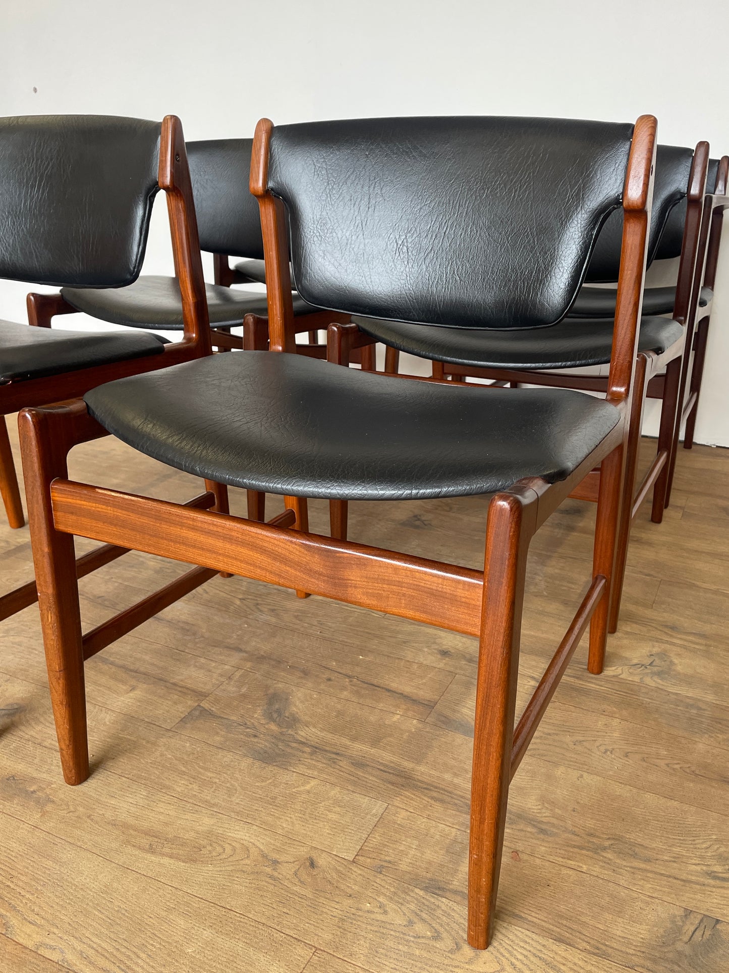 Set of 6 Vintage Kofod Larsen G Plan Dining Chairs – 2 Carvers – Teak & Black Vinyl