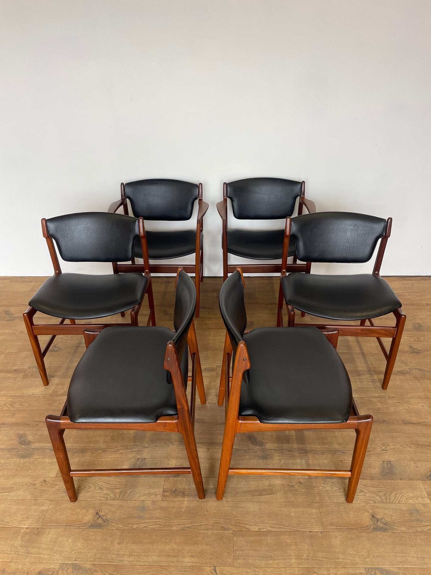 Set of 6 Vintage Kofod Larsen G Plan Dining Chairs – 2 Carvers – Teak & Black Vinyl