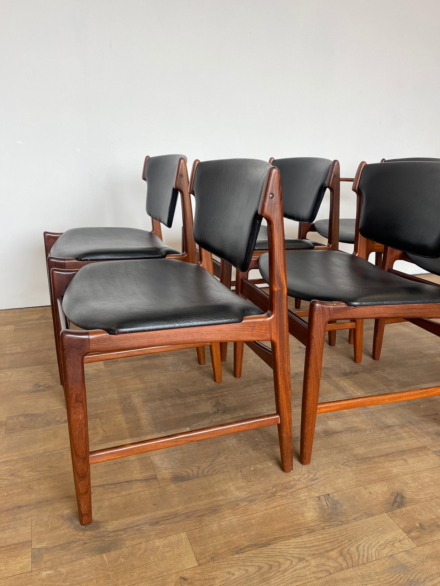 Set of 6 Vintage Kofod Larsen G Plan Dining Chairs – 2 Carvers – Teak & Black Vinyl