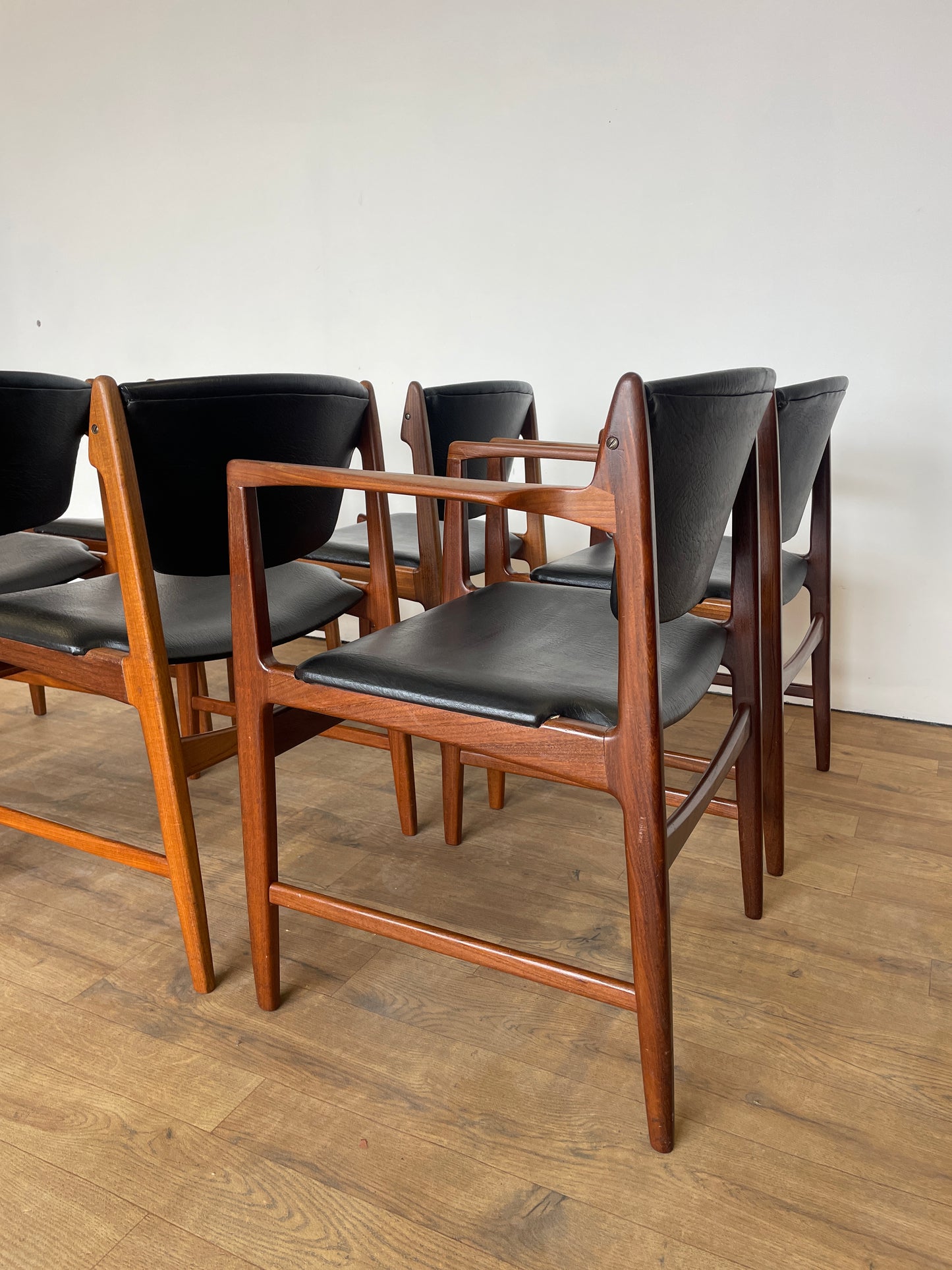 Set of 6 Vintage Kofod Larsen G Plan Dining Chairs – 2 Carvers – Teak & Black Vinyl