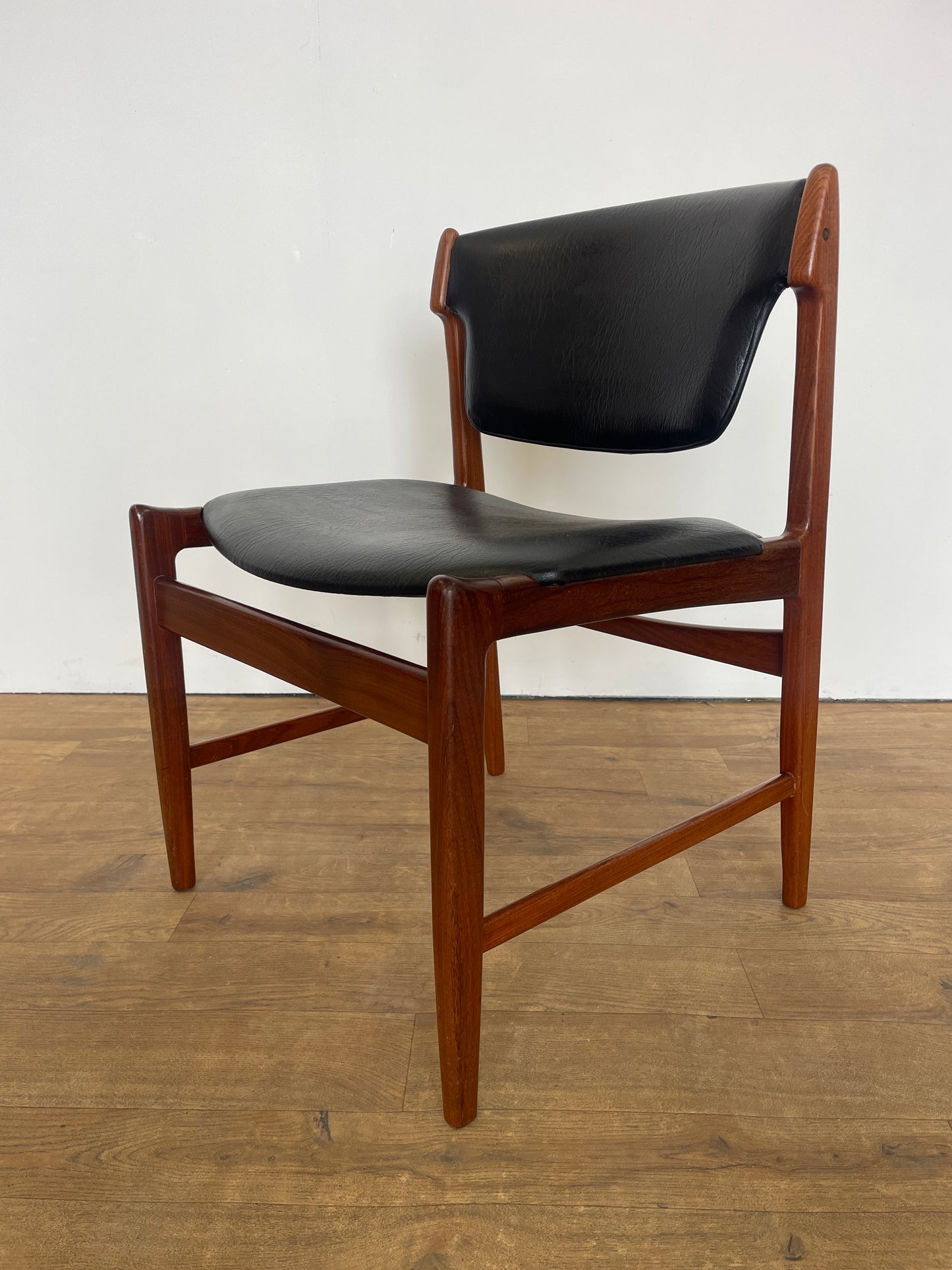 Set of 6 Vintage Kofod Larsen G Plan Dining Chairs – 2 Carvers – Teak & Black Vinyl