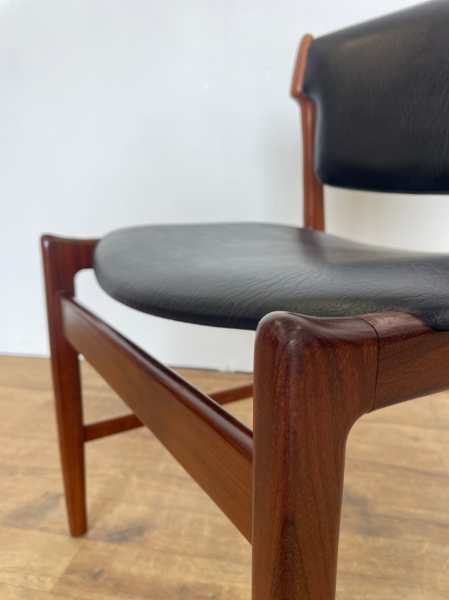 Set of 6 Vintage Kofod Larsen G Plan Dining Chairs – 2 Carvers – Teak & Black Vinyl
