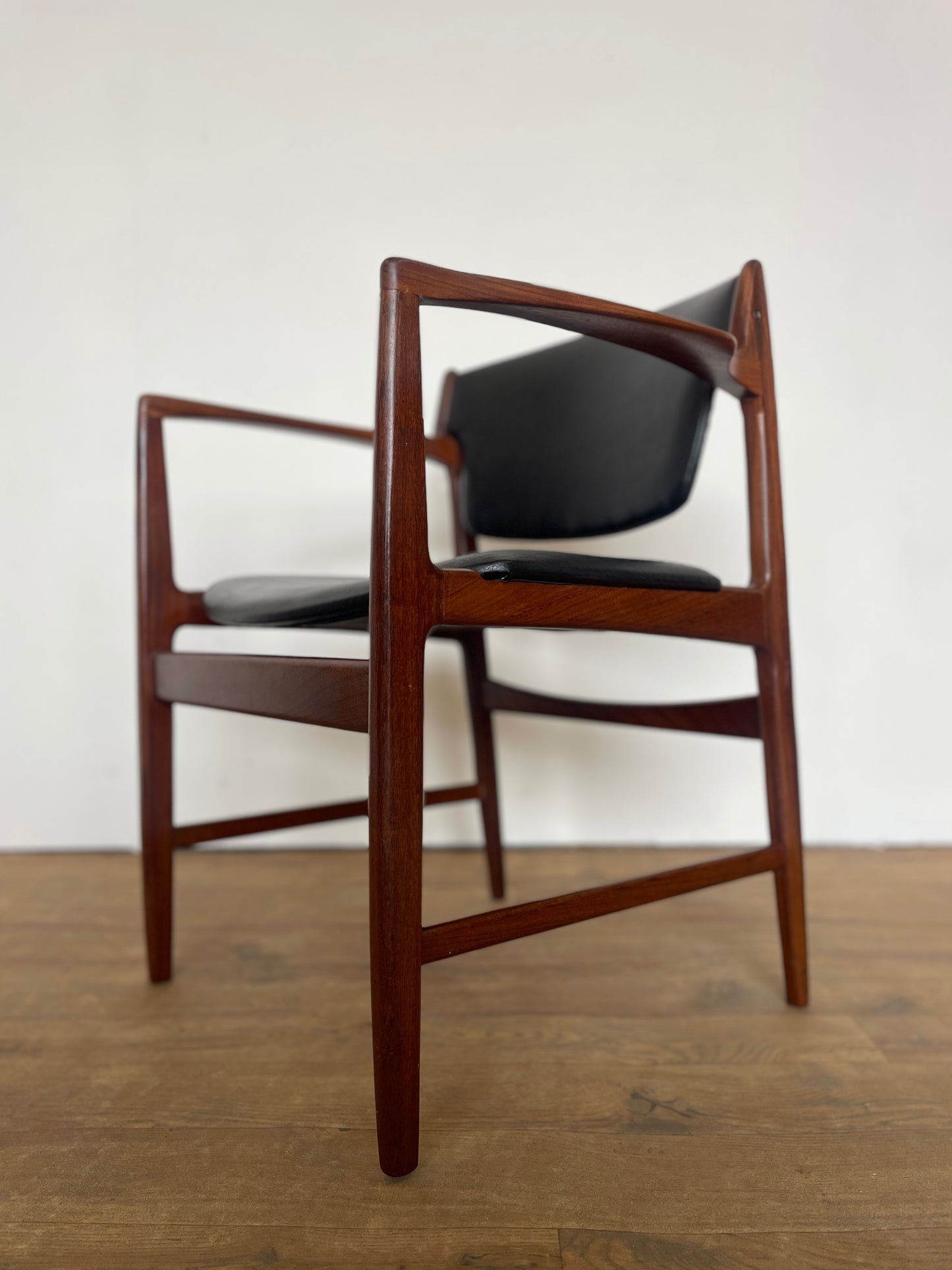 Set of 6 Vintage Kofod Larsen G Plan Dining Chairs – 2 Carvers – Teak & Black Vinyl