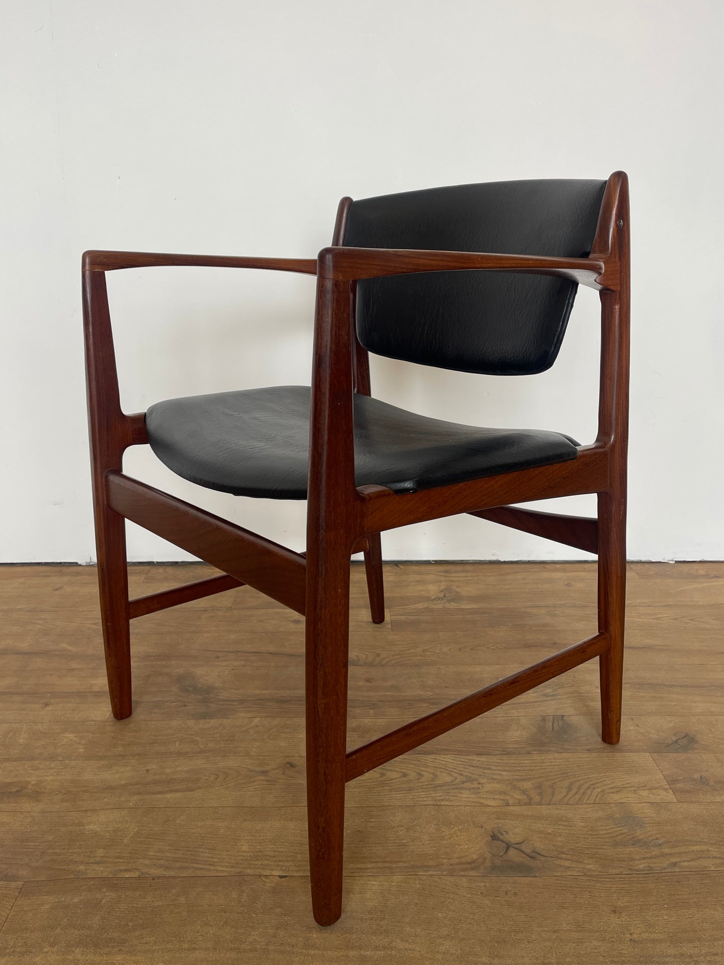 Set of 6 Vintage Kofod Larsen G Plan Dining Chairs – 2 Carvers – Teak & Black Vinyl
