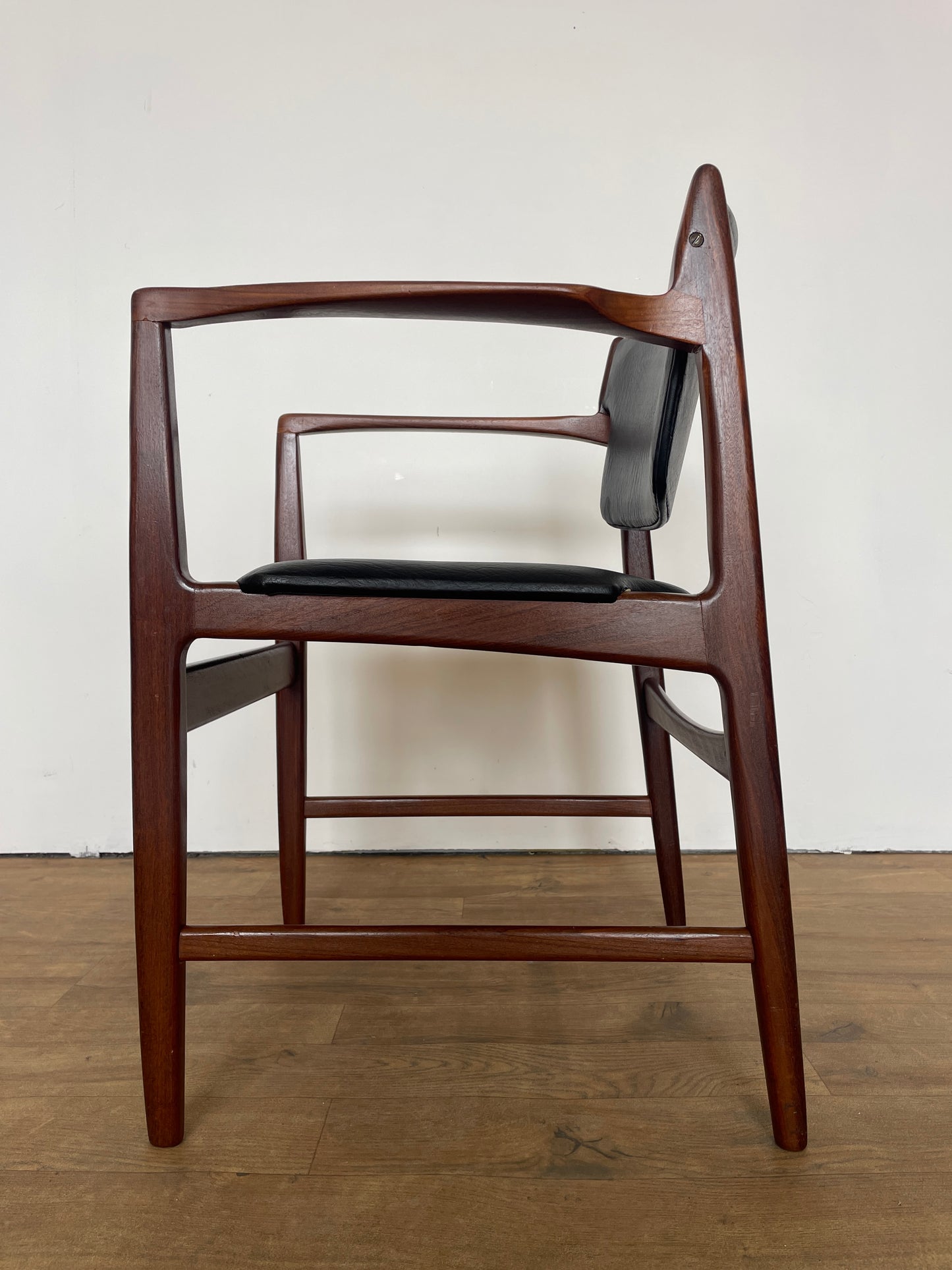 Set of 6 Vintage Kofod Larsen G Plan Dining Chairs – 2 Carvers – Teak & Black Vinyl