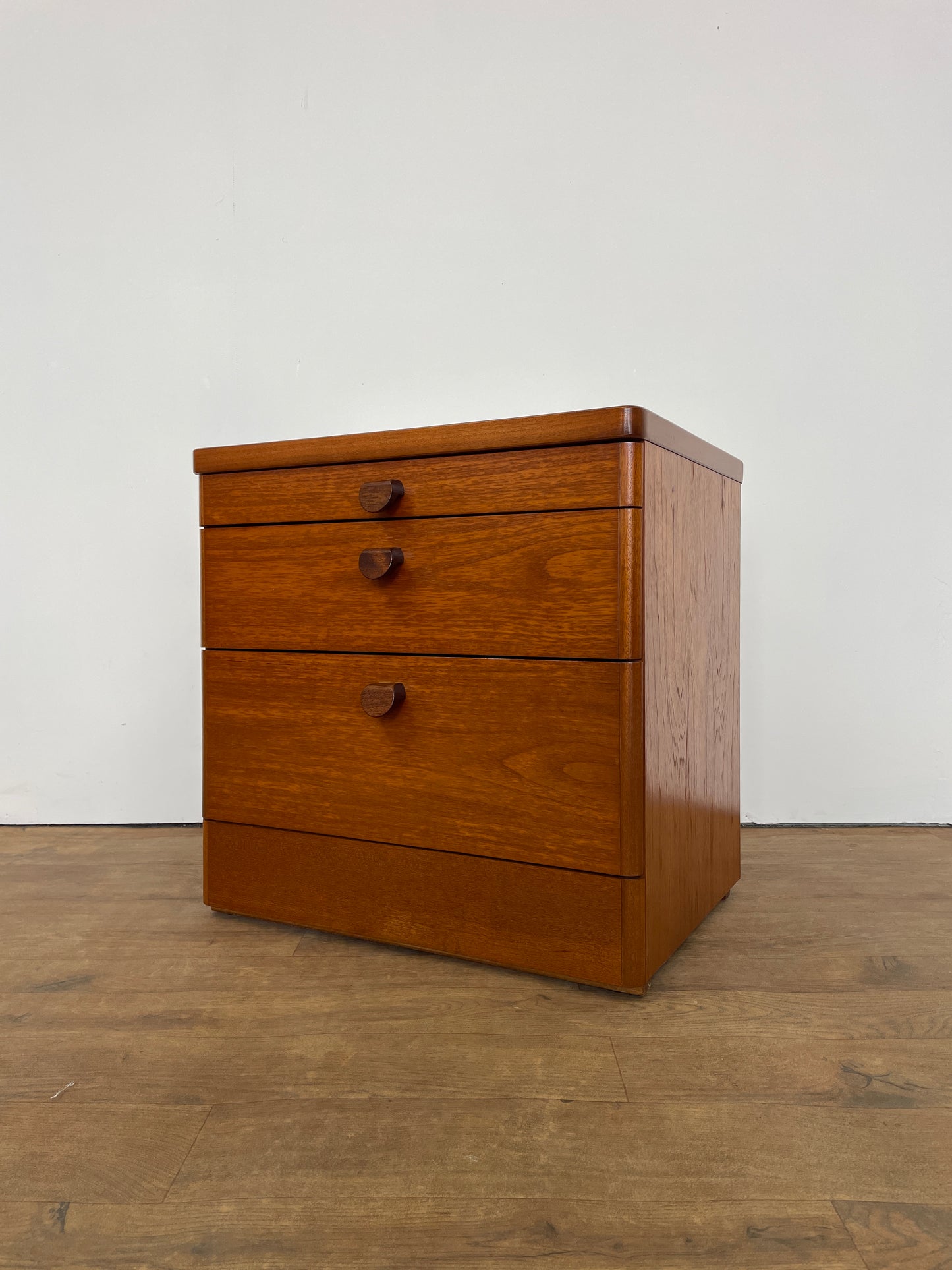 Mid-Century Stag Bedside Cabinet – Vintage Teak Nightstand