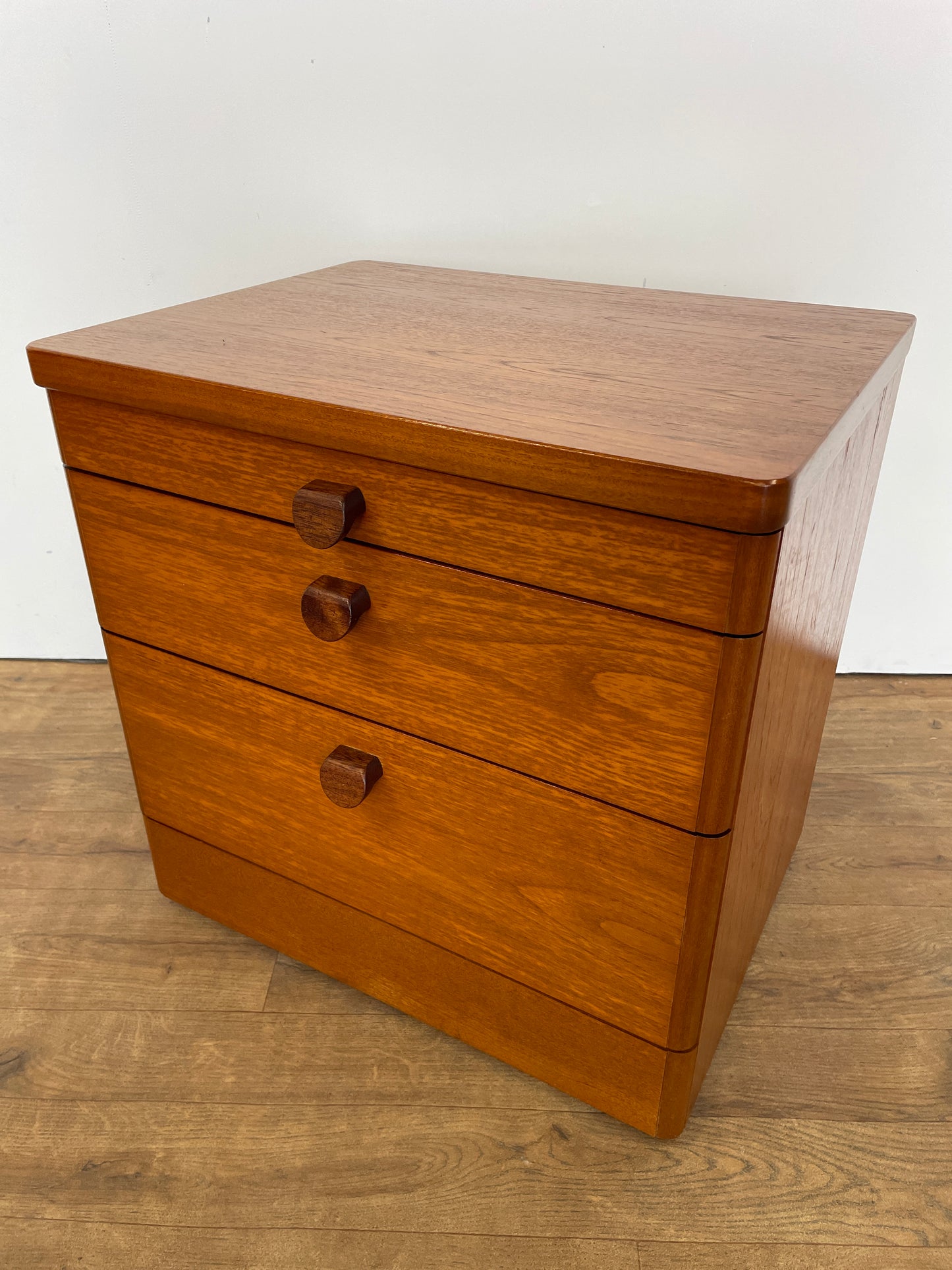 Mid-Century Stag Bedside Cabinet – Vintage Teak Nightstand