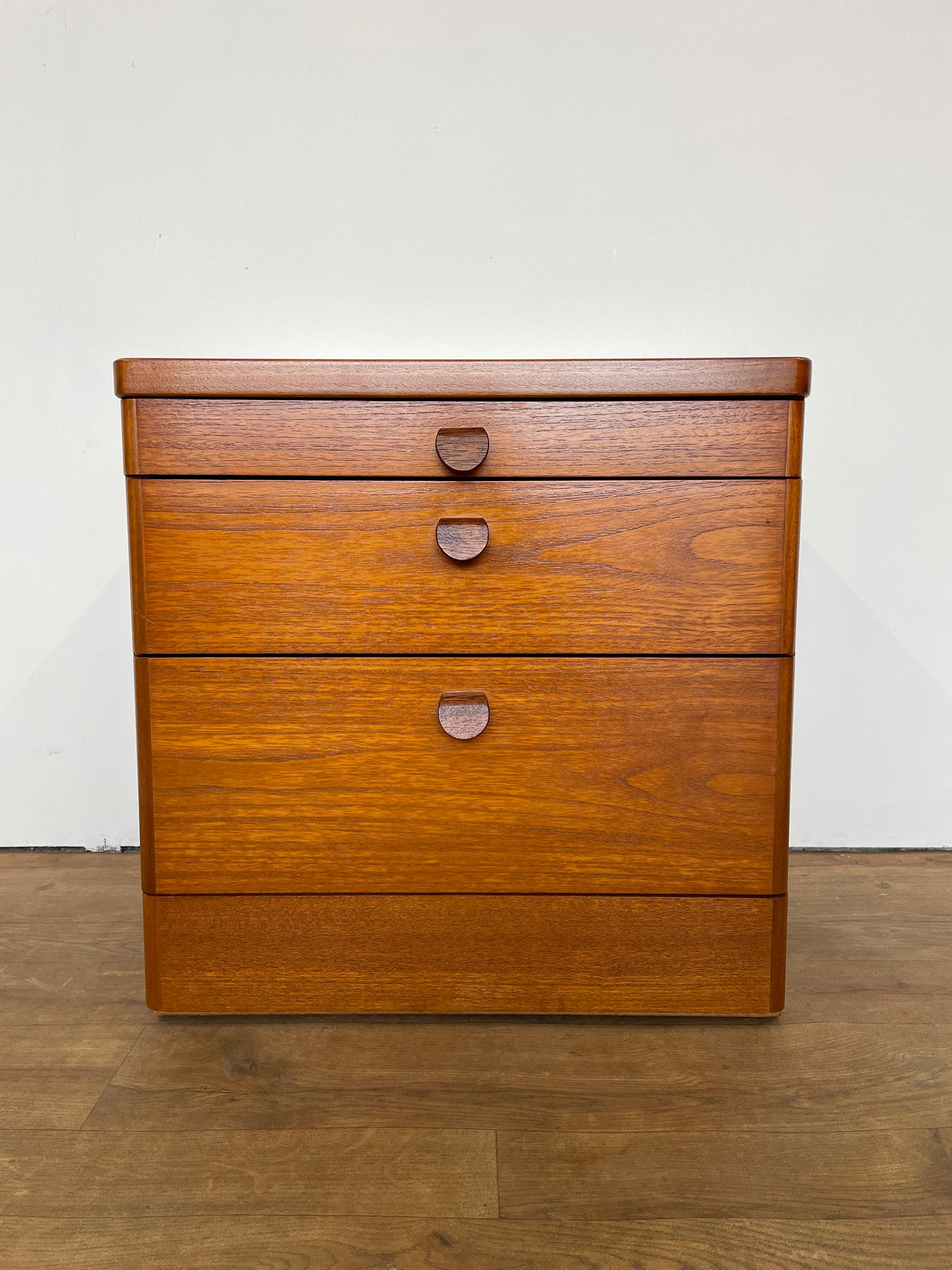 Mid-Century Stag Bedside Cabinet – Vintage Teak Nightstand