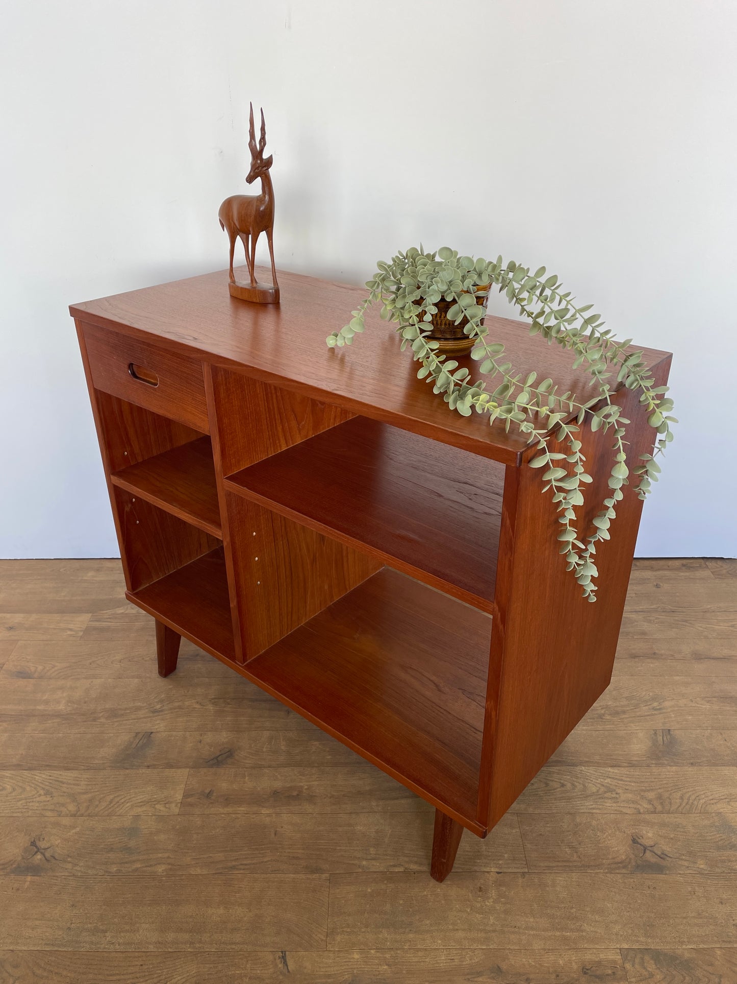 Mid-Century Danish Style Teak Veneer Shelf Unit / TV Stand – Retro Storage Furniture
