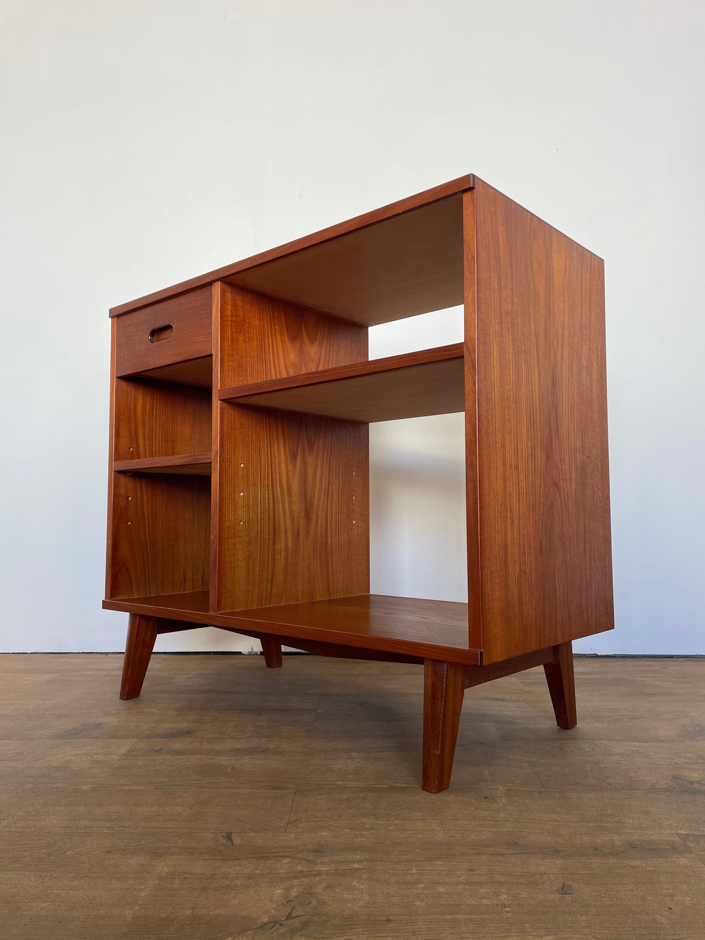 Mid-Century Danish Style Teak Veneer Shelf Unit / TV Stand – Retro Storage Furniture