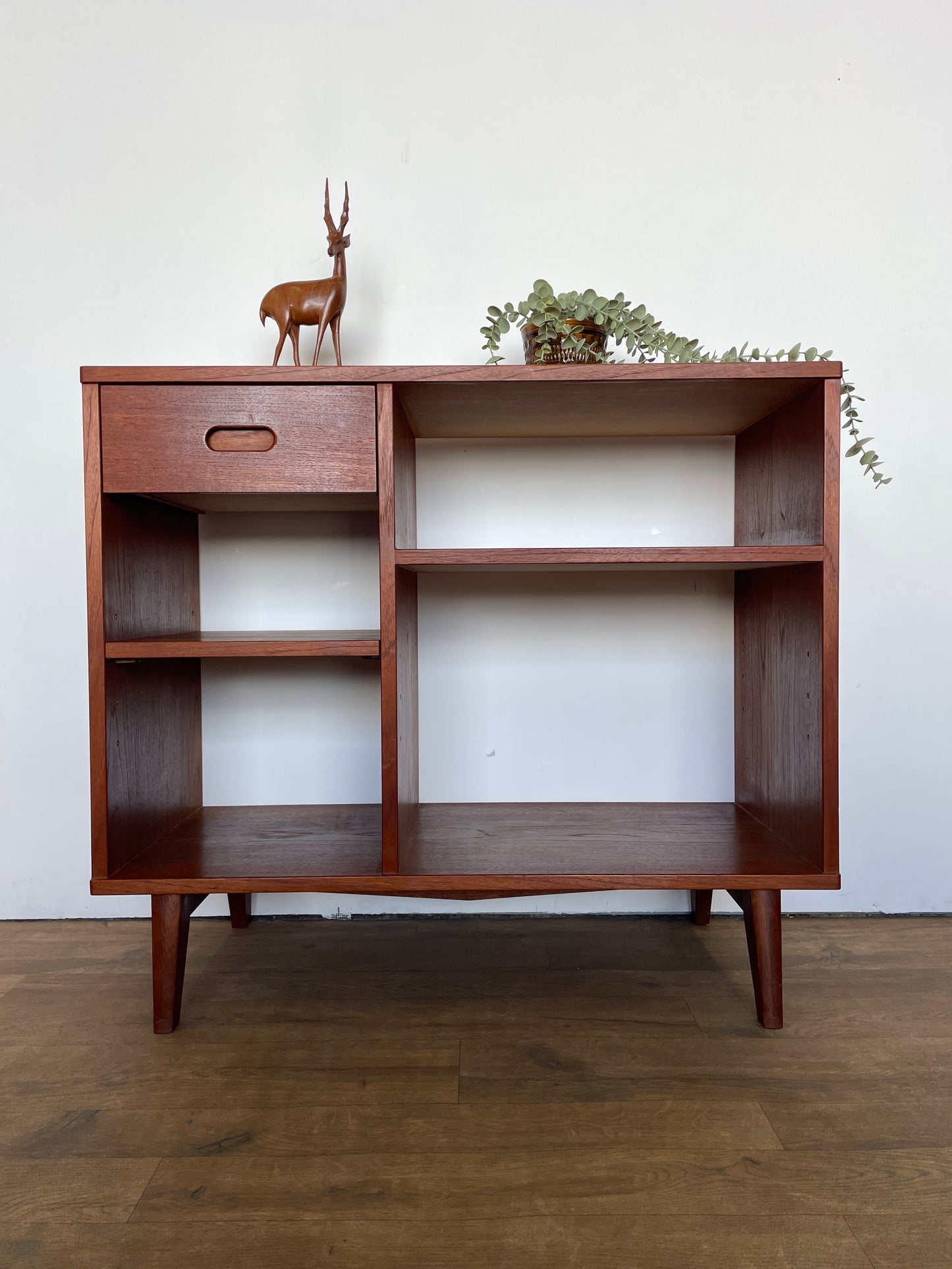 Mid-Century Danish Style Teak Veneer Shelf Unit / TV Stand – Retro Storage Furniture