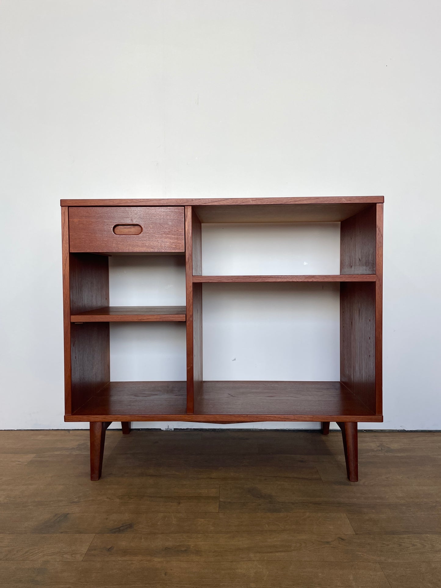 Mid-Century Danish Style Teak Veneer Shelf Unit / TV Stand – Retro Storage Furniture