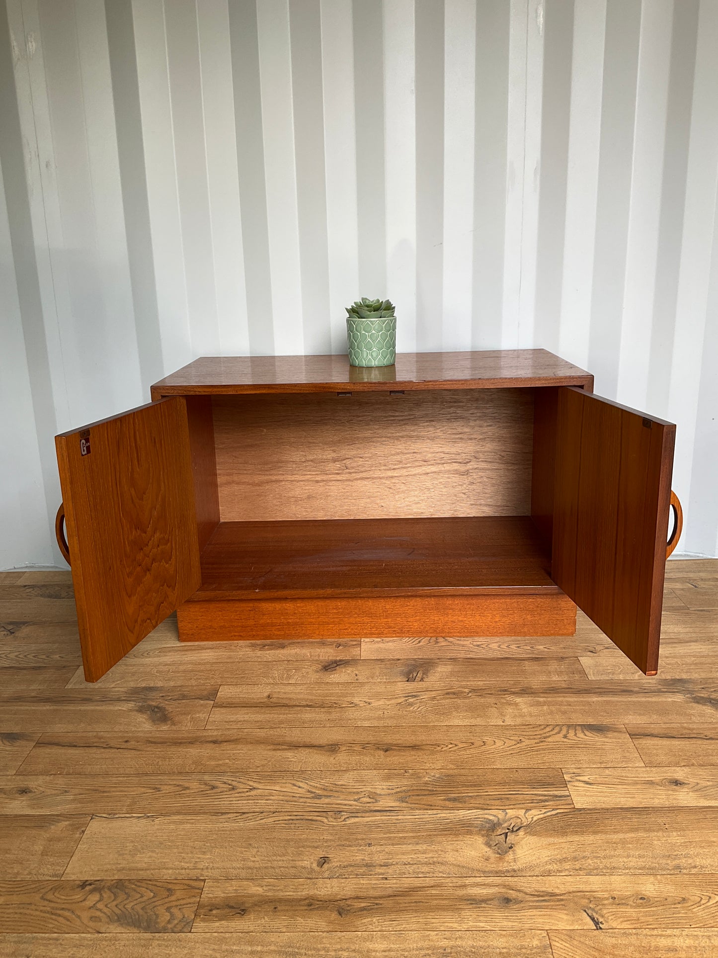 G Plan Cabinet / TV Media Unit -Mid-Century - Vintage Teak