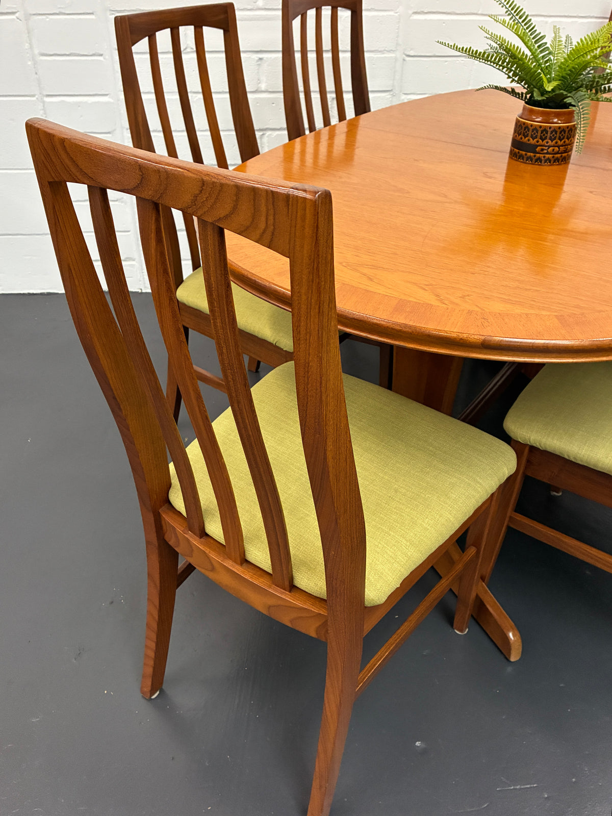 Vintage Mid-Century Teak Extending Dining Table & 6 Chairs by William Lawrence – British Design