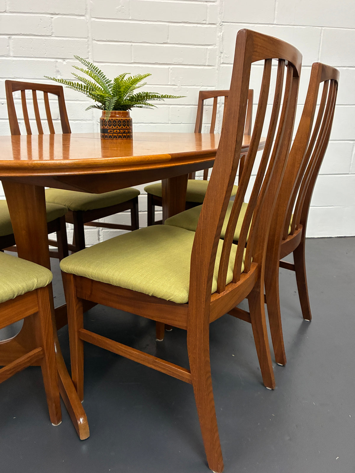 Vintage Mid-Century Teak Extending Dining Table & 6 Chairs by William Lawrence – British Design