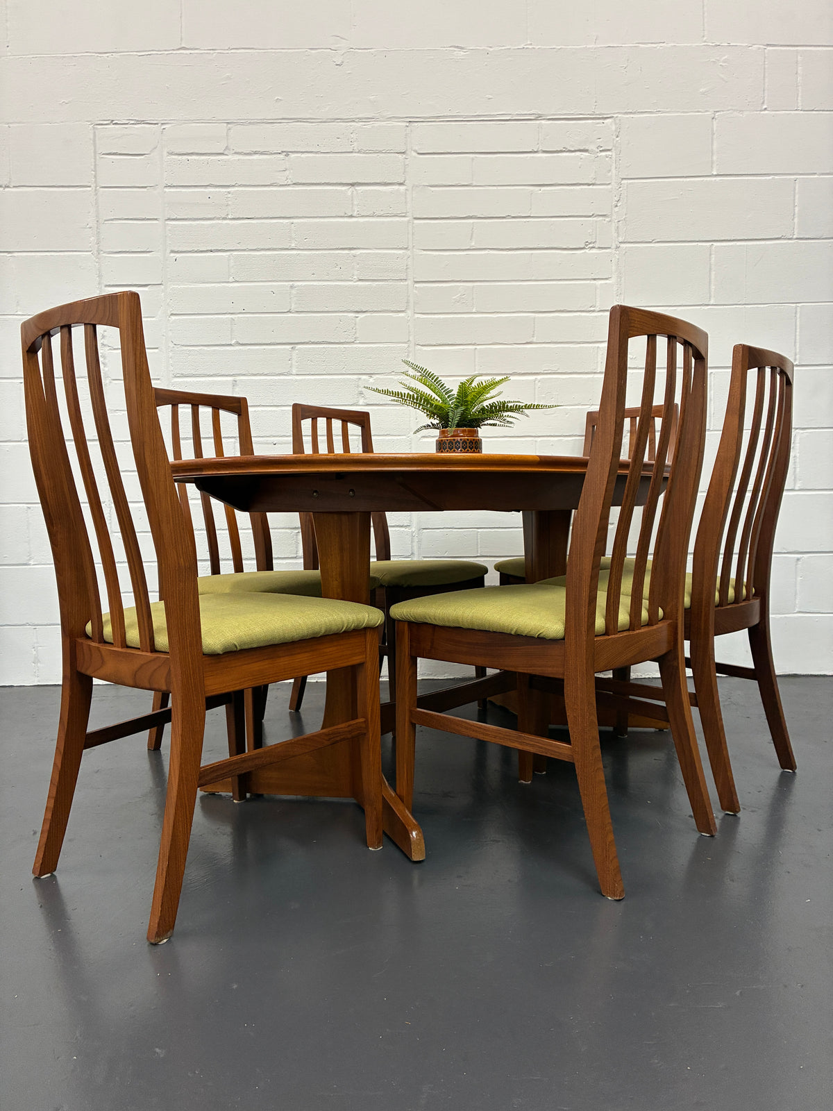 Vintage Mid-Century Teak Extending Dining Table & 6 Chairs by William Lawrence – British Design