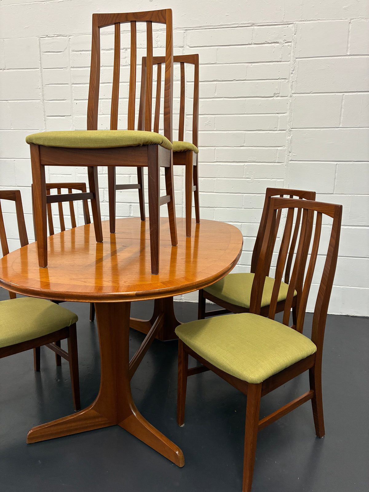 Vintage Mid-Century Teak Extending Dining Table & 6 Chairs by William Lawrence – British Design