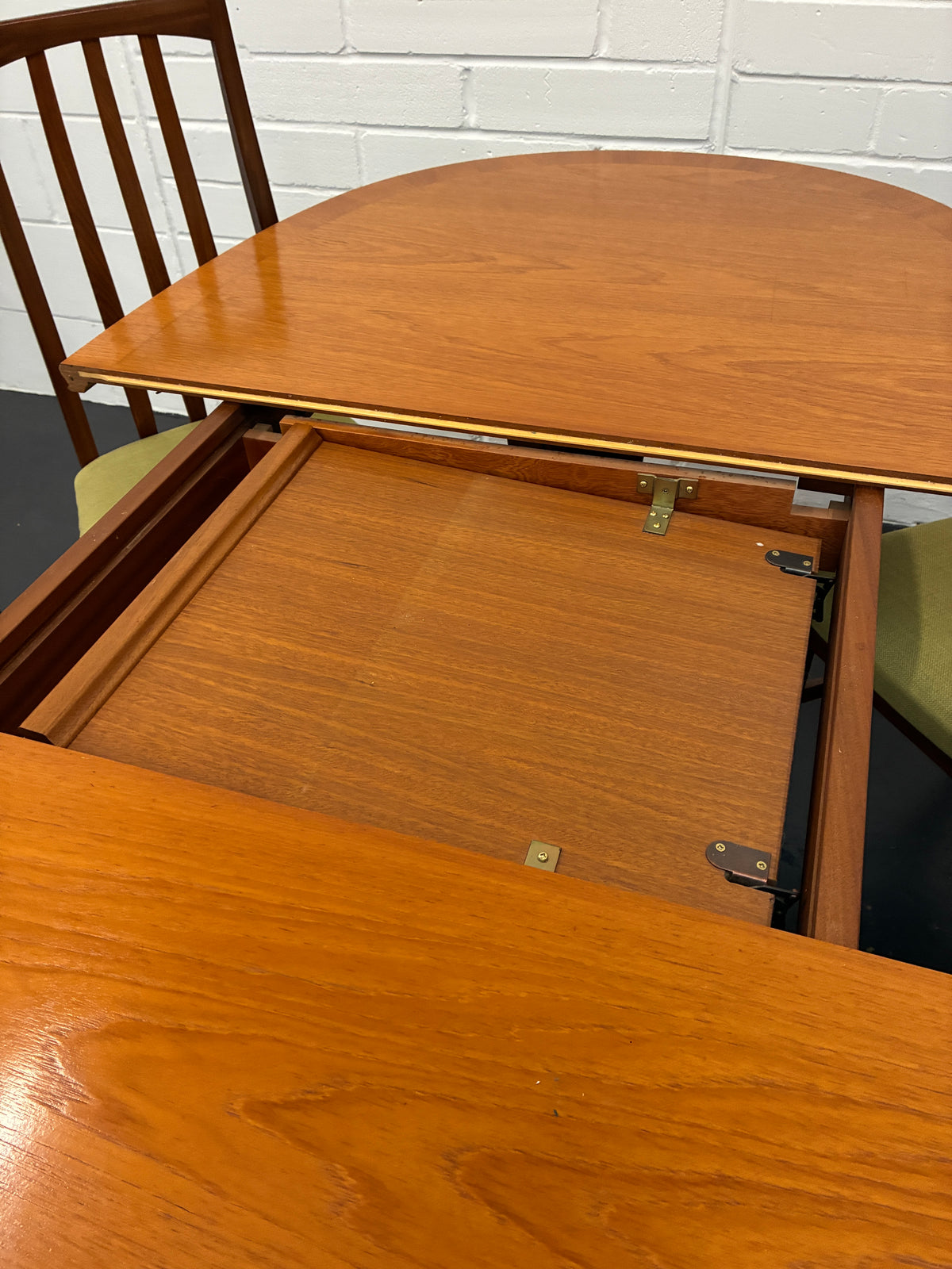 Vintage Mid-Century Teak Extending Dining Table & 6 Chairs by William Lawrence – British Design
