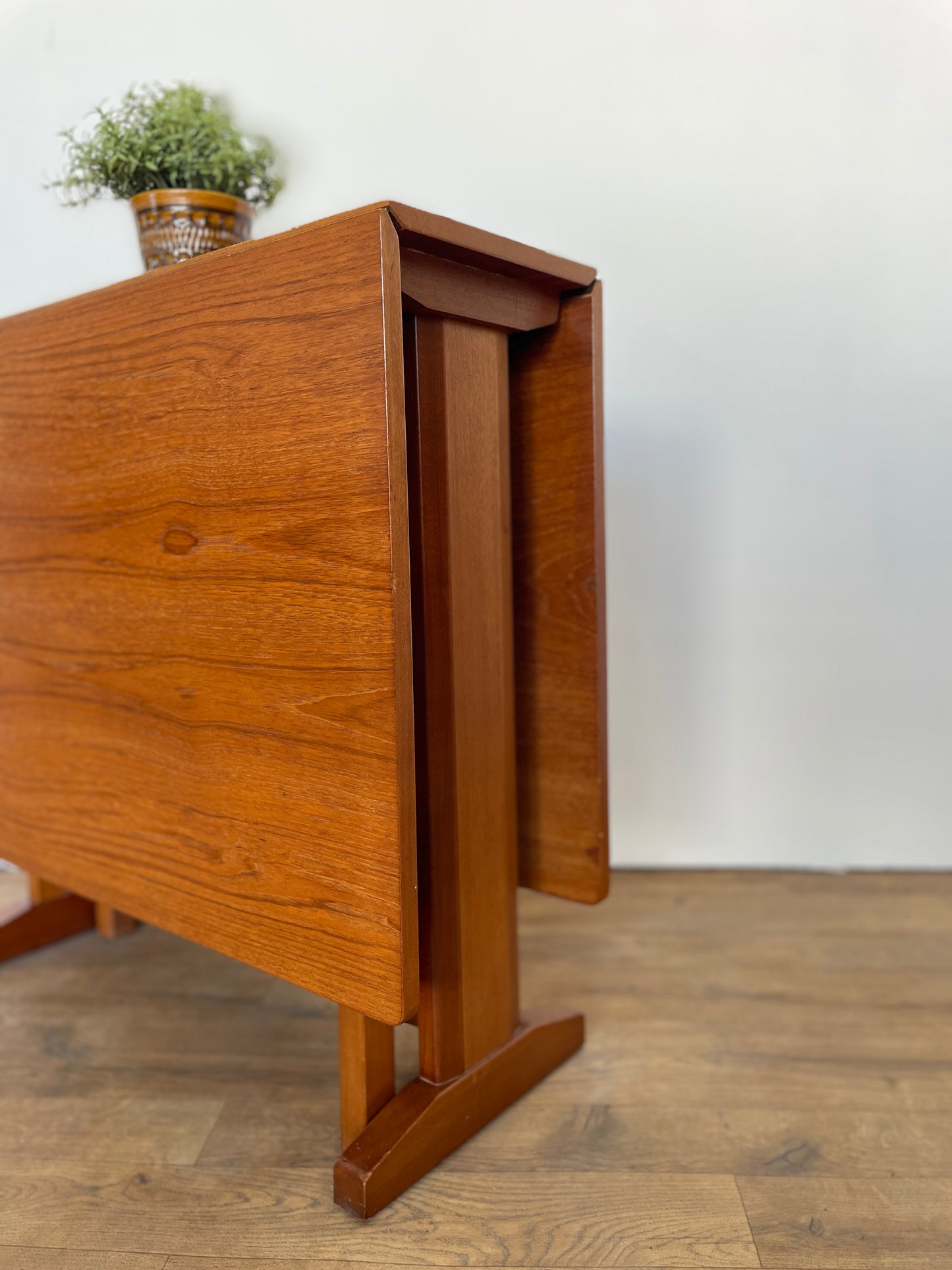 Mid-Century Teak Drop Leaf Dining Table – Vintage Scandinavian Style