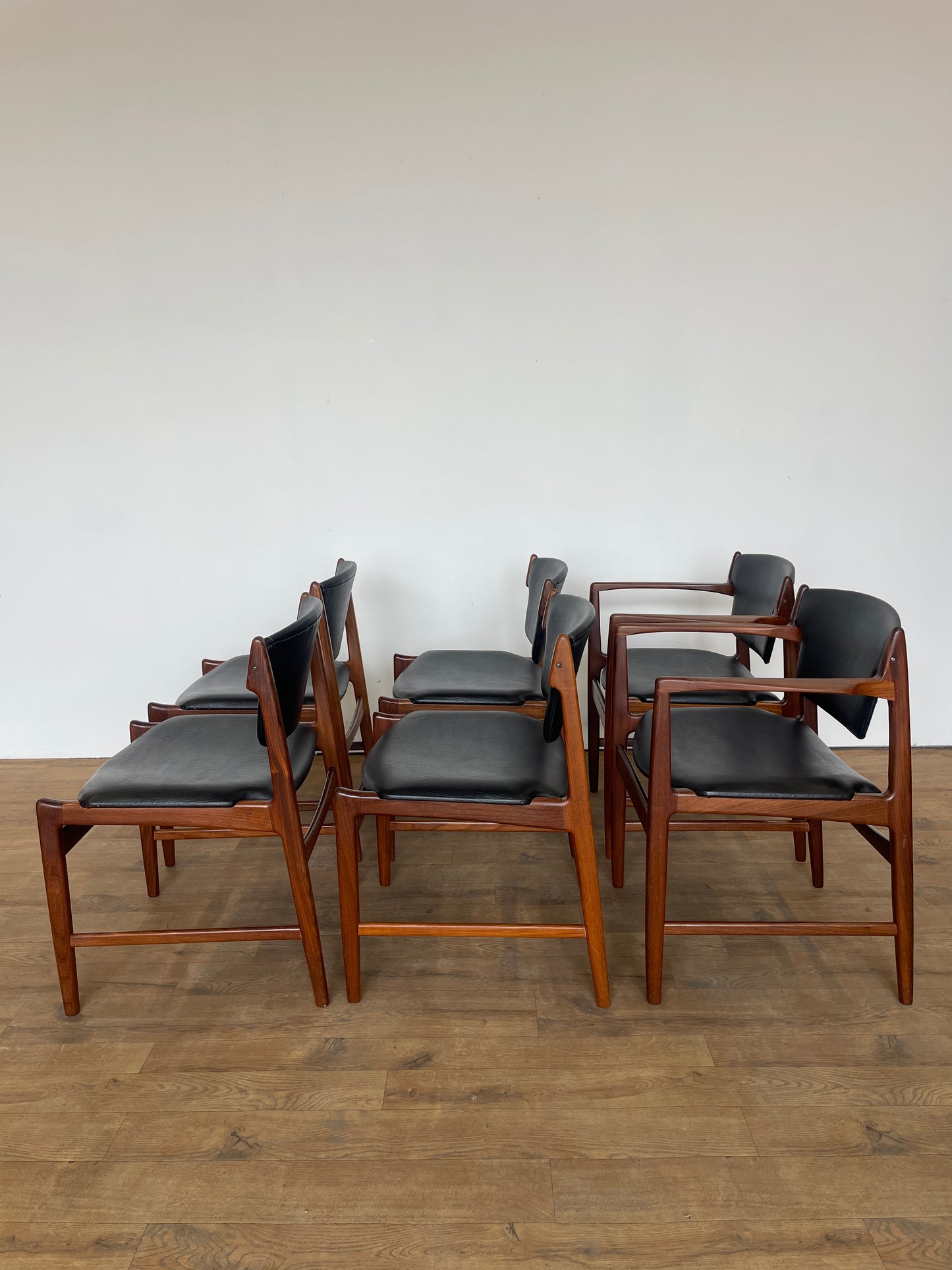 Set of 6 Vintage Kofod Larsen G Plan Dining Chairs – 2 Carvers – Teak & Black Vinyl
