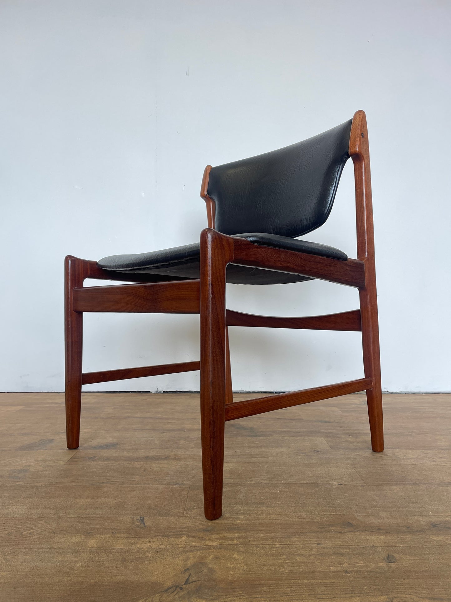 Set of 6 Vintage Kofod Larsen G Plan Dining Chairs – 2 Carvers – Teak & Black Vinyl