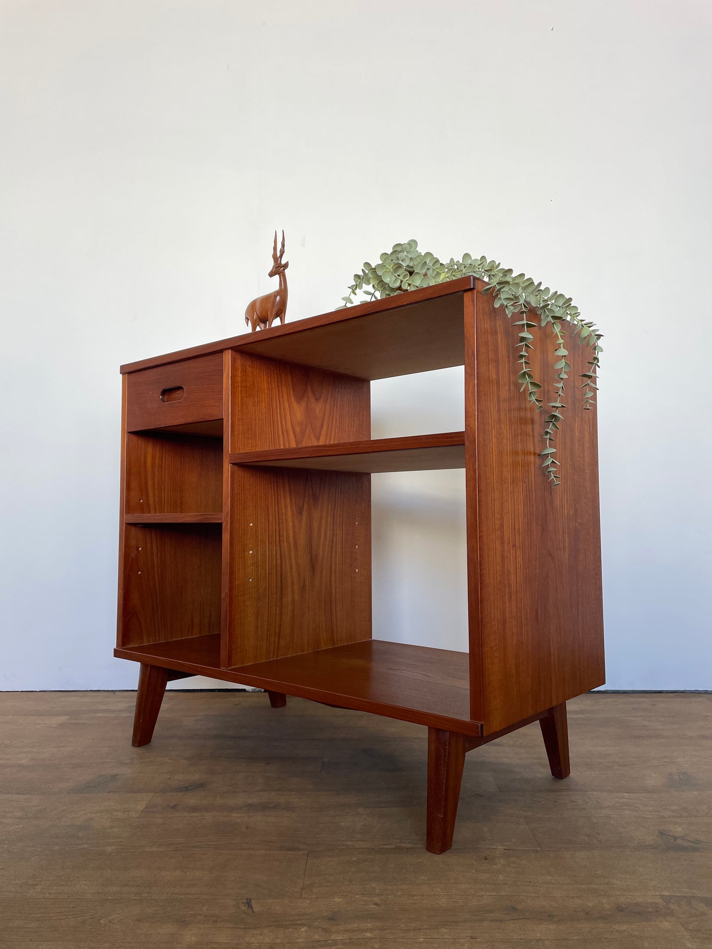 Mid-Century Danish Style Teak Veneer Shelf Unit / TV Stand – Retro Storage Furniture