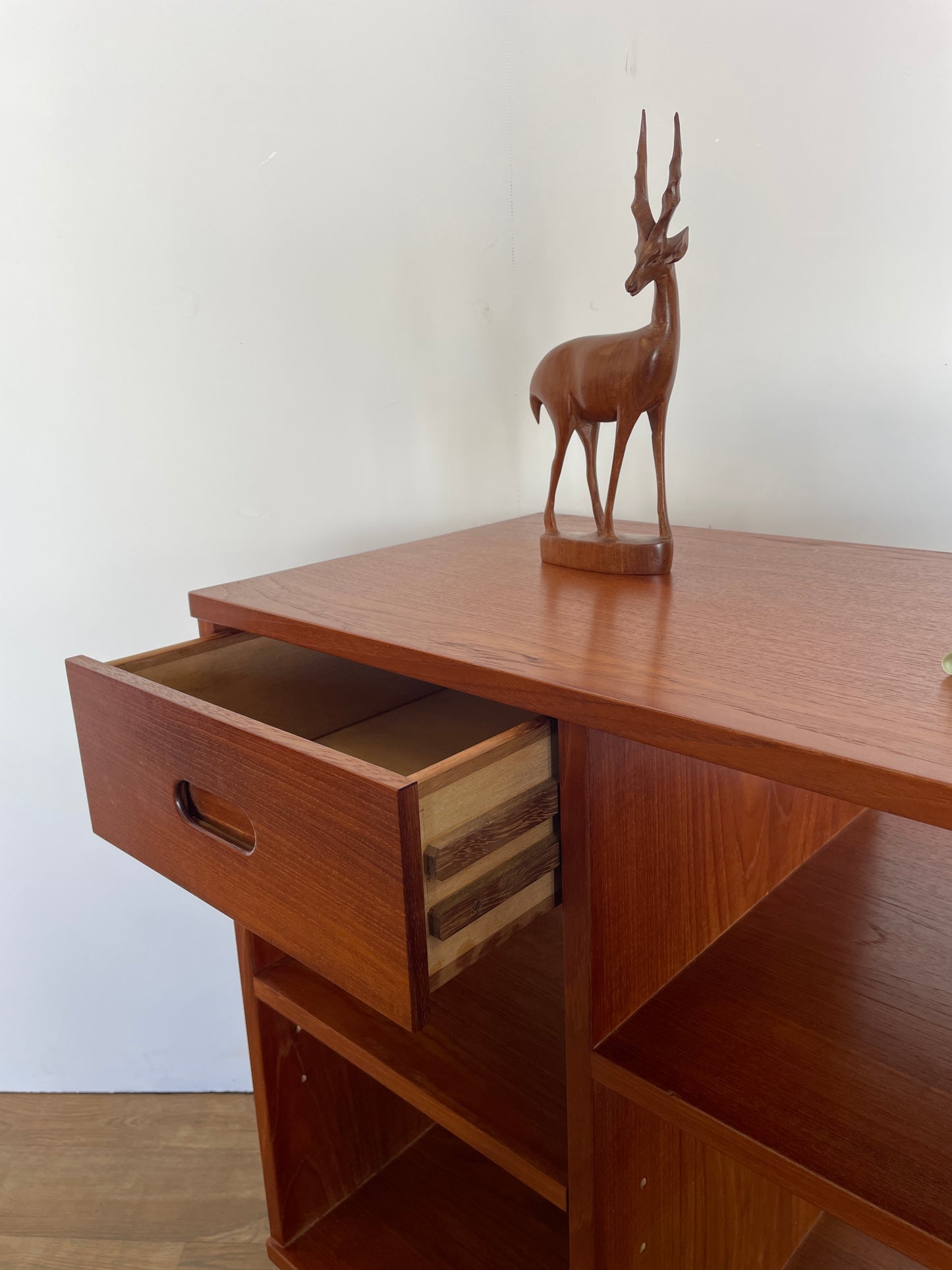 Mid-Century Danish Style Teak Veneer Shelf Unit / TV Stand – Retro Storage Furniture