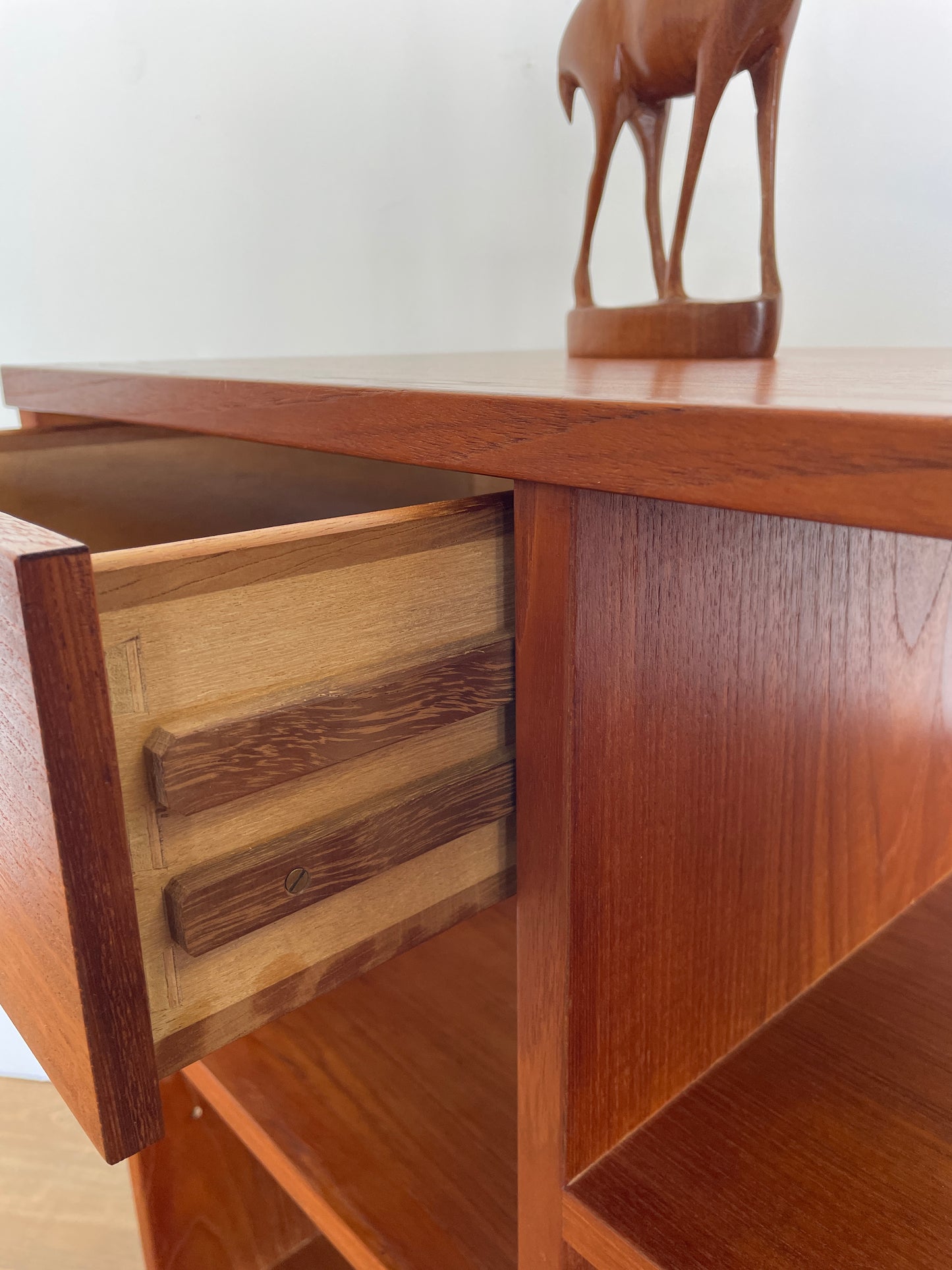 Mid-Century Danish Style Teak Veneer Shelf Unit / TV Stand – Retro Storage Furniture