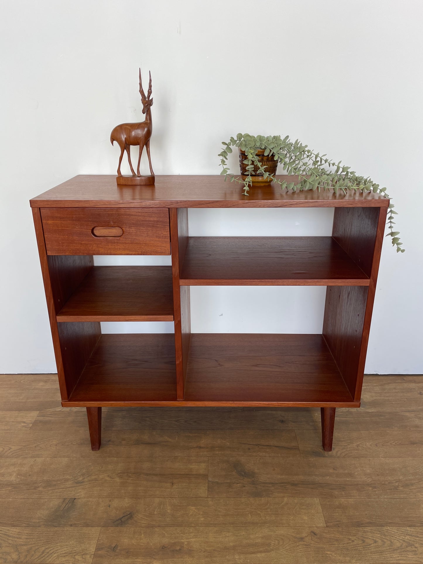 Mid-Century Danish Style Teak Veneer Shelf Unit / TV Stand – Retro Storage Furniture