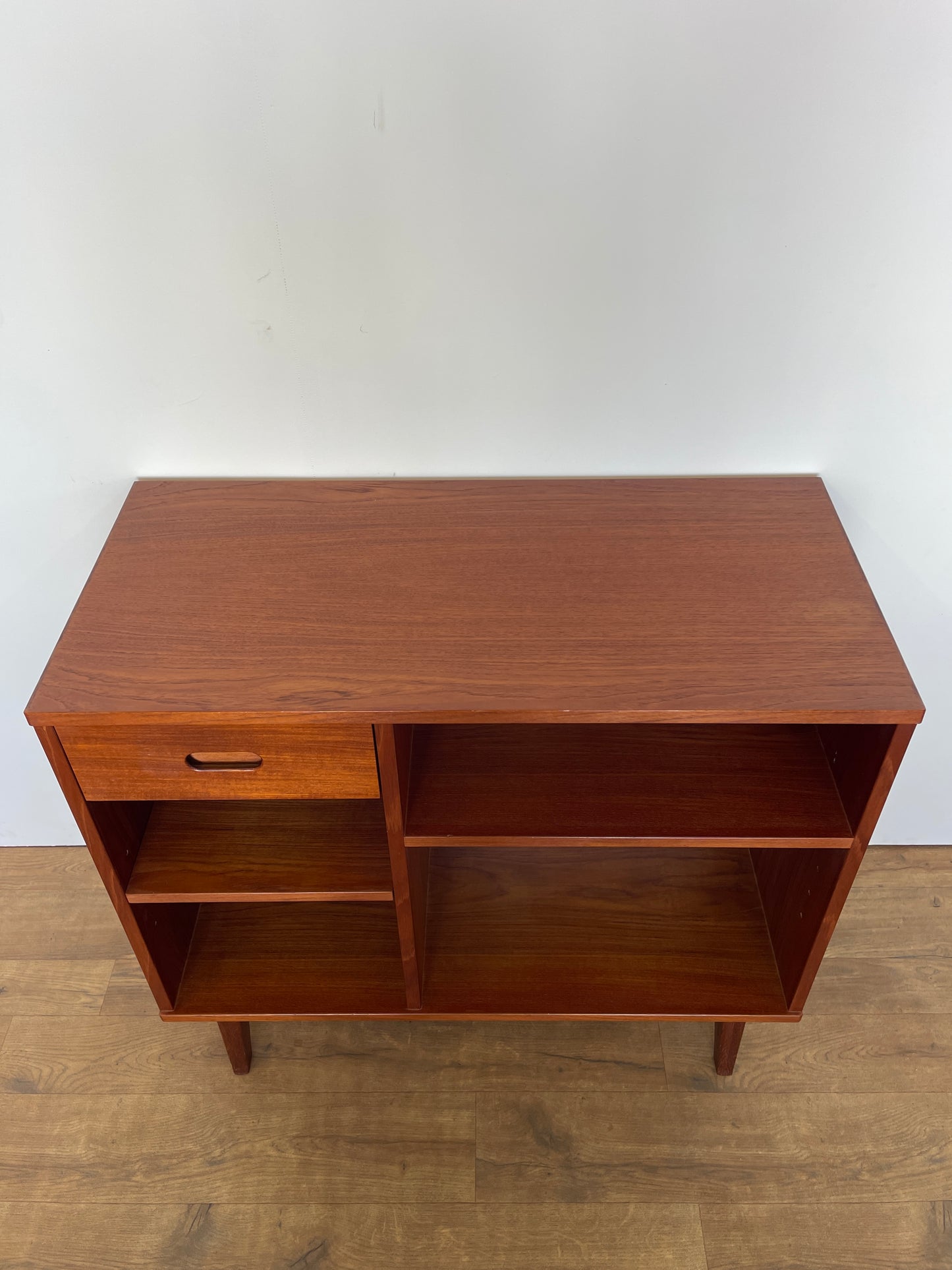 Mid-Century Danish Style Teak Veneer Shelf Unit / TV Stand – Retro Storage Furniture