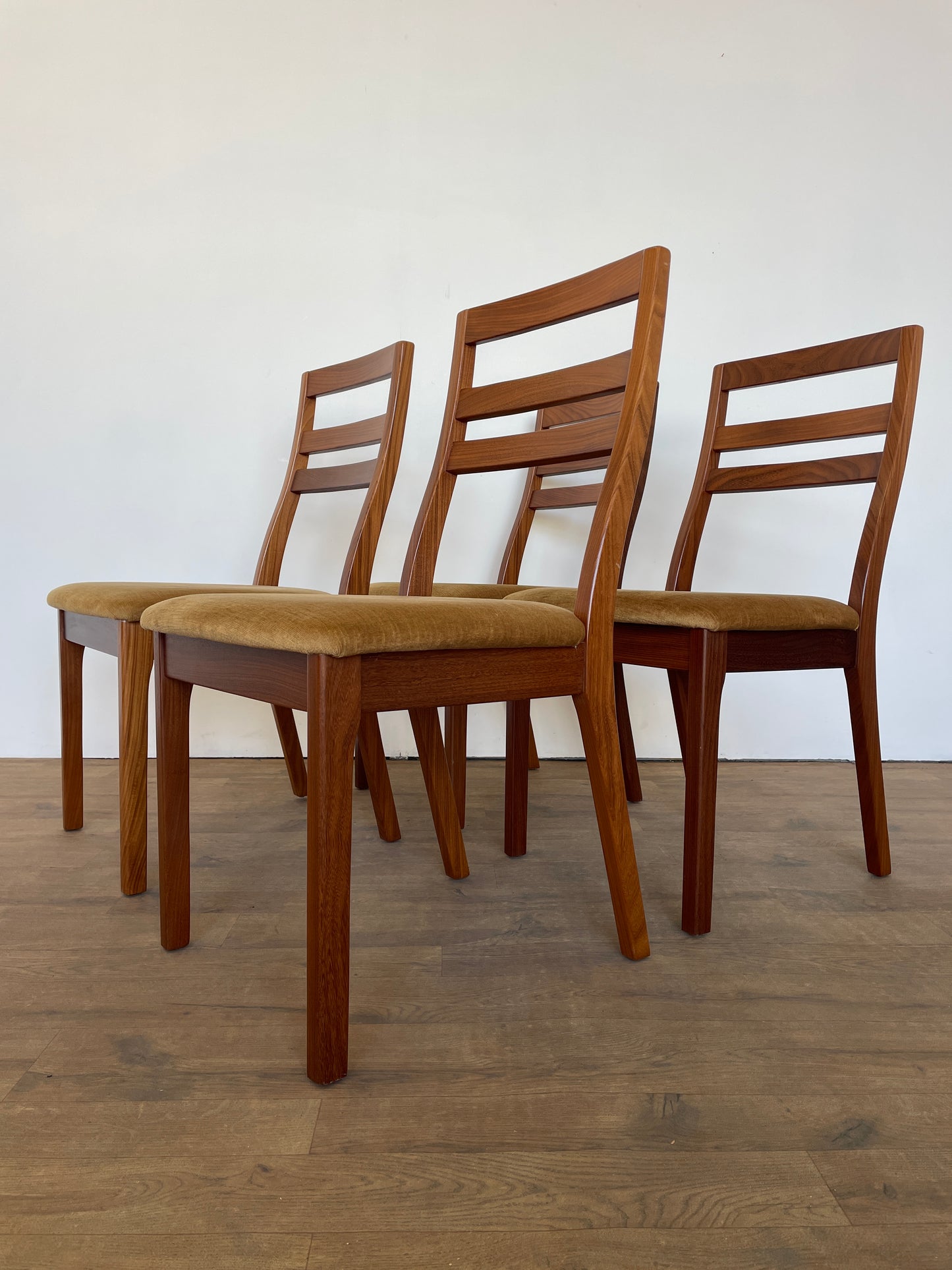 Mid-Century Nathan Teak Extendable Oval Dining Table & 4 Matching Chairs – Vintage Retro Set