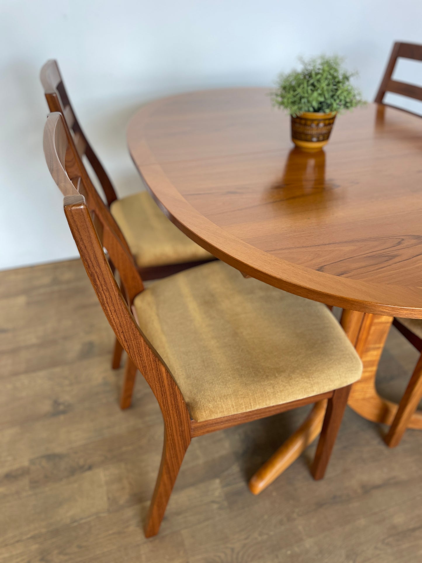 Mid-Century Nathan Teak Extendable Oval Dining Table & 4 Matching Chairs – Vintage Retro Set