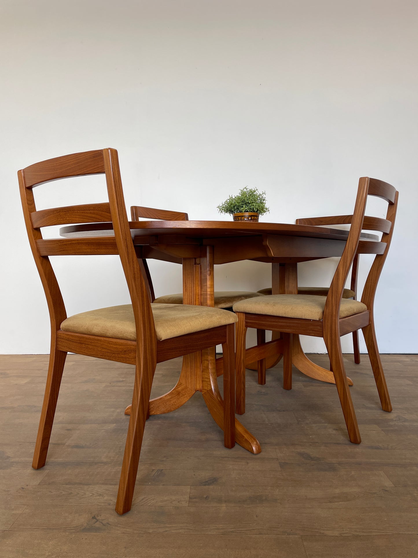 Mid-Century Nathan Teak Extendable Oval Dining Table & 4 Matching Chairs – Vintage Retro Set