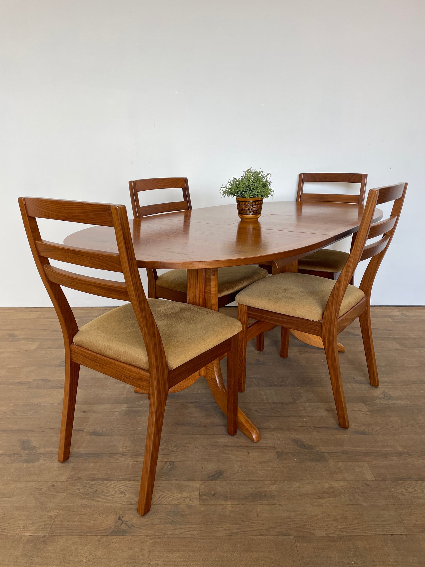 Mid-Century Nathan Teak Extendable Oval Dining Table & 4 Matching Chairs – Vintage Retro Set