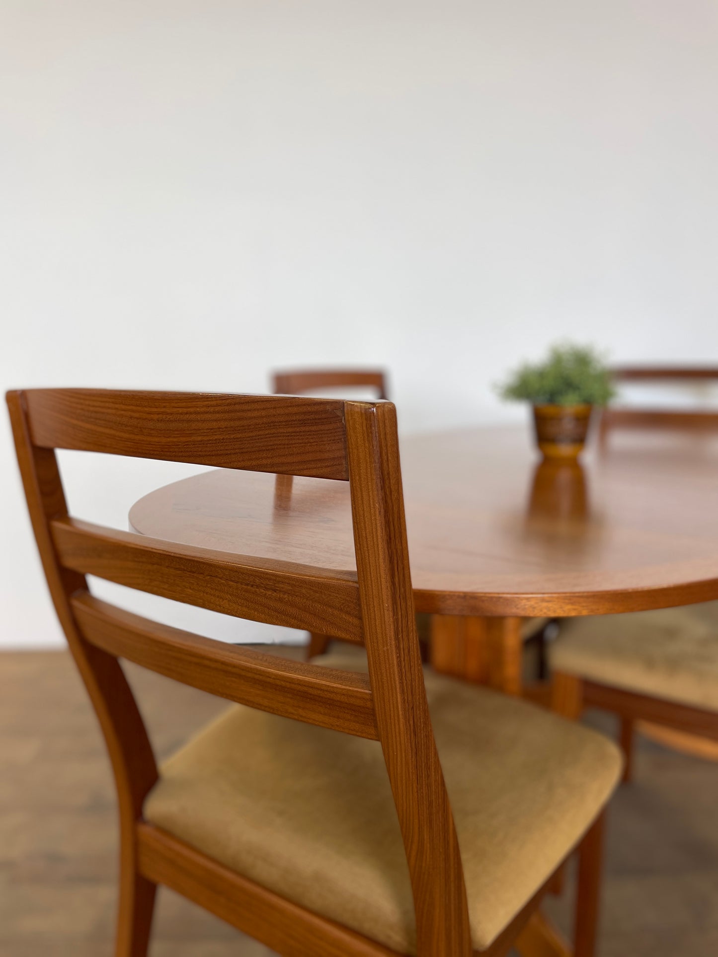 Mid-Century Nathan Teak Extendable Oval Dining Table & 4 Matching Chairs – Vintage Retro Set
