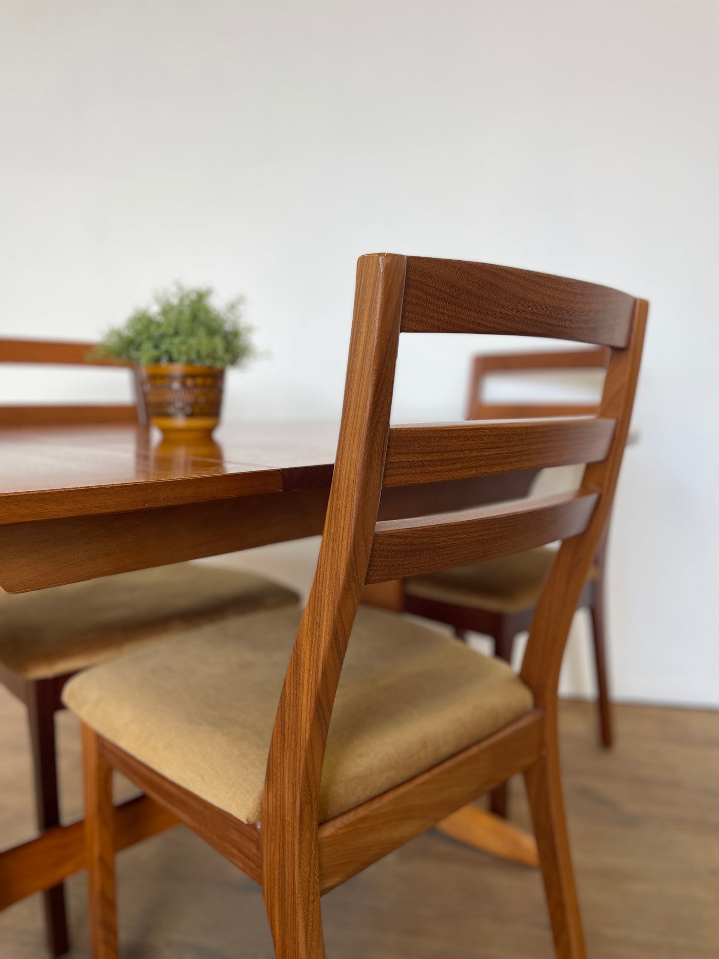Mid-Century Nathan Teak Extendable Oval Dining Table & 4 Matching Chairs – Vintage Retro Set