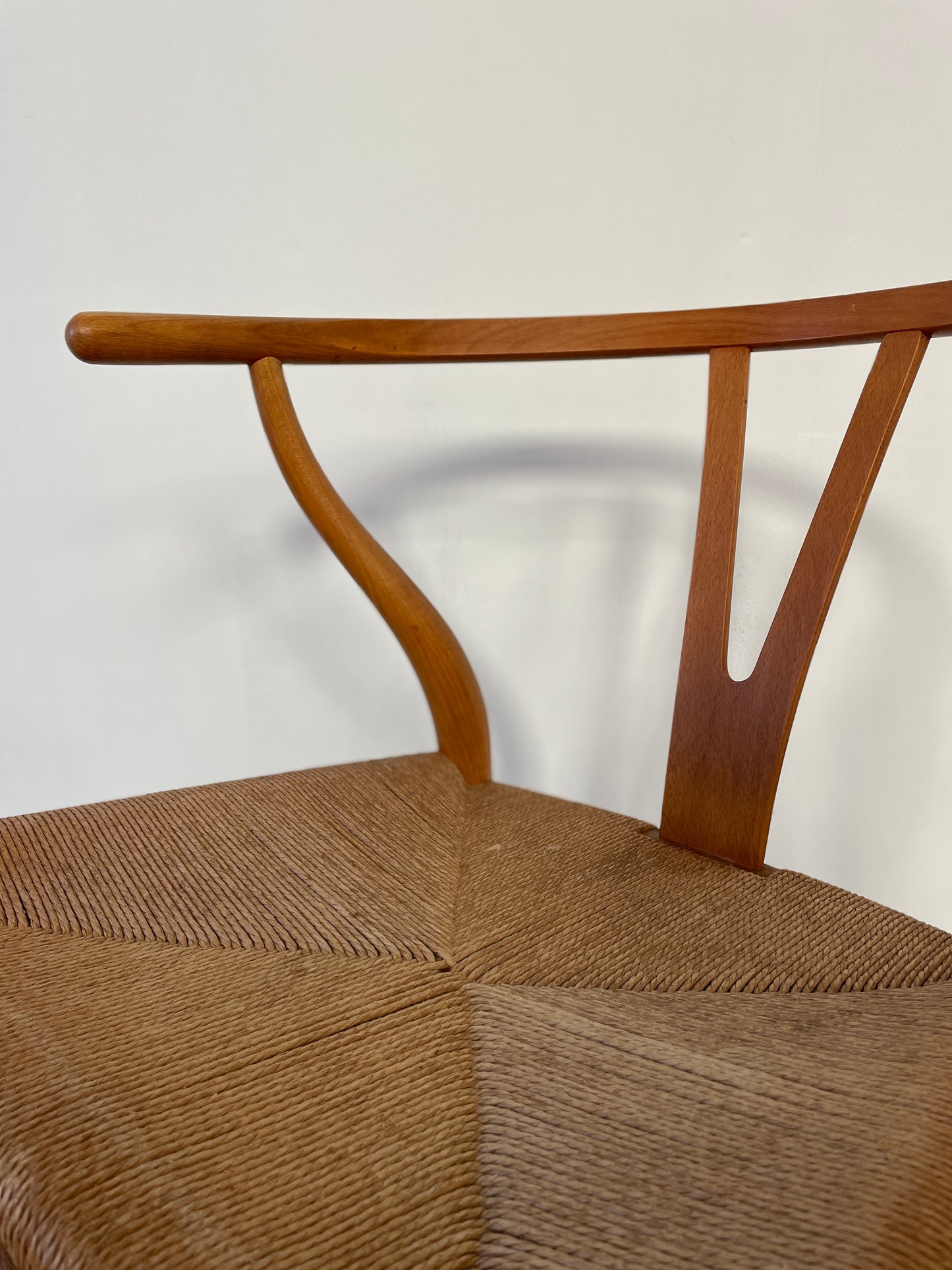 Mid-Century Oak Hans J. Wegner Wishbone Y Chair for Carl Hansen & Søn – Original Danish Design with Paper Cord Seat