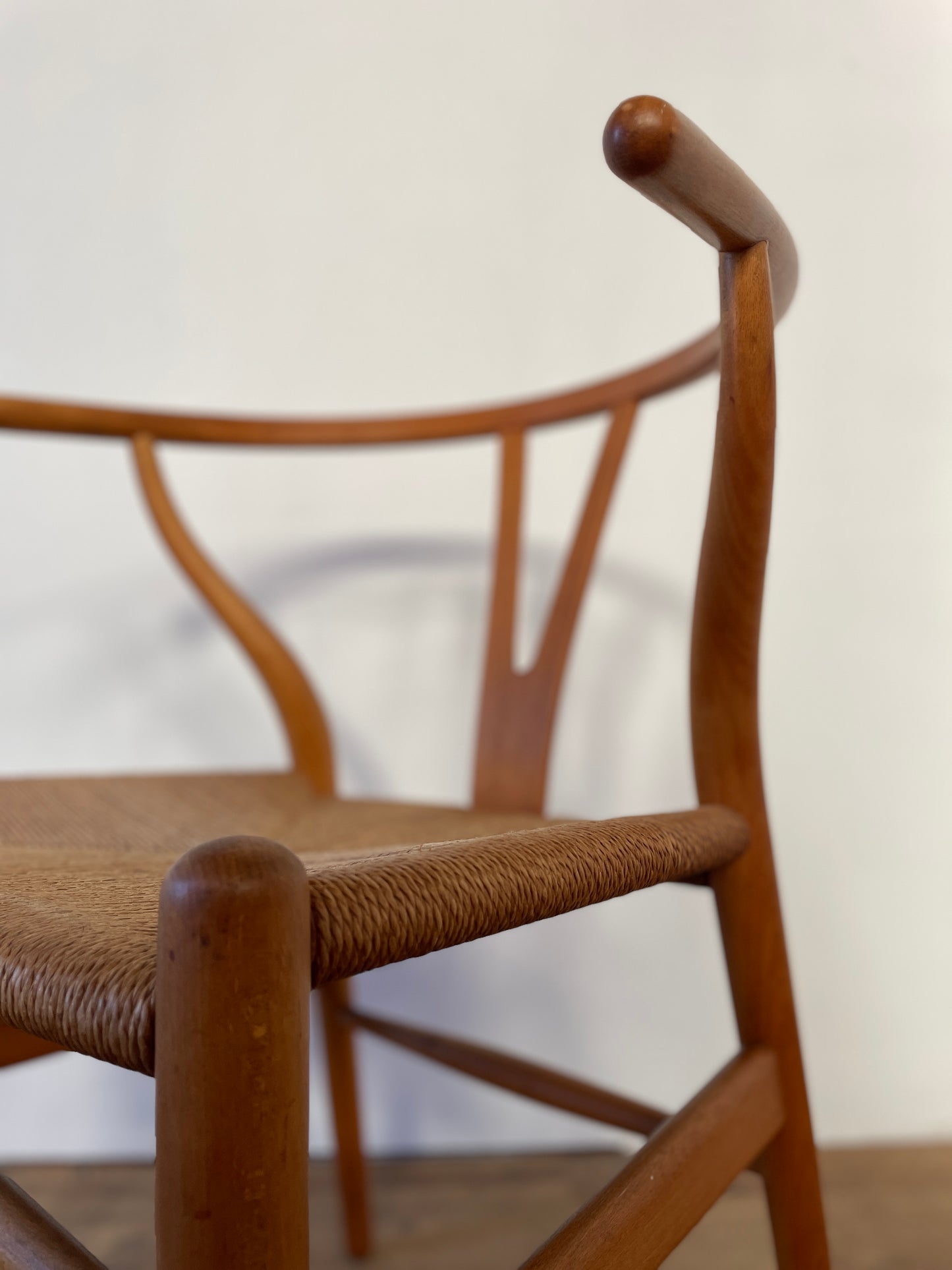 Mid-Century Oak Hans J. Wegner Wishbone Y Chair for Carl Hansen & Søn – Original Danish Design with Paper Cord Seat