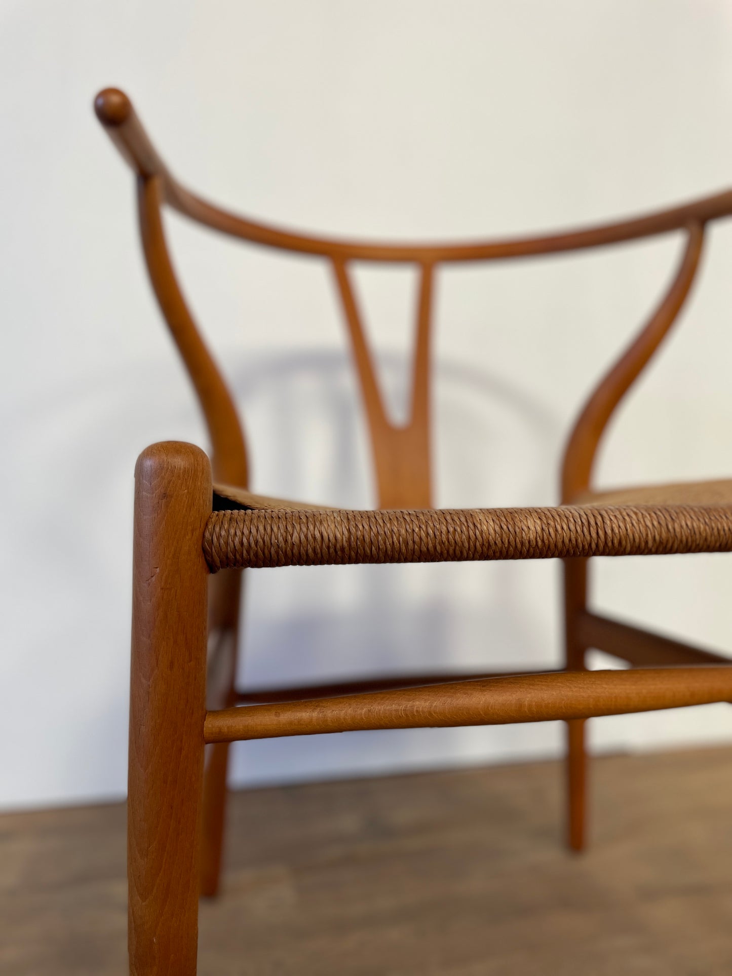 Mid-Century Oak Hans J. Wegner Wishbone Y Chair for Carl Hansen & Søn – Original Danish Design with Paper Cord Seat