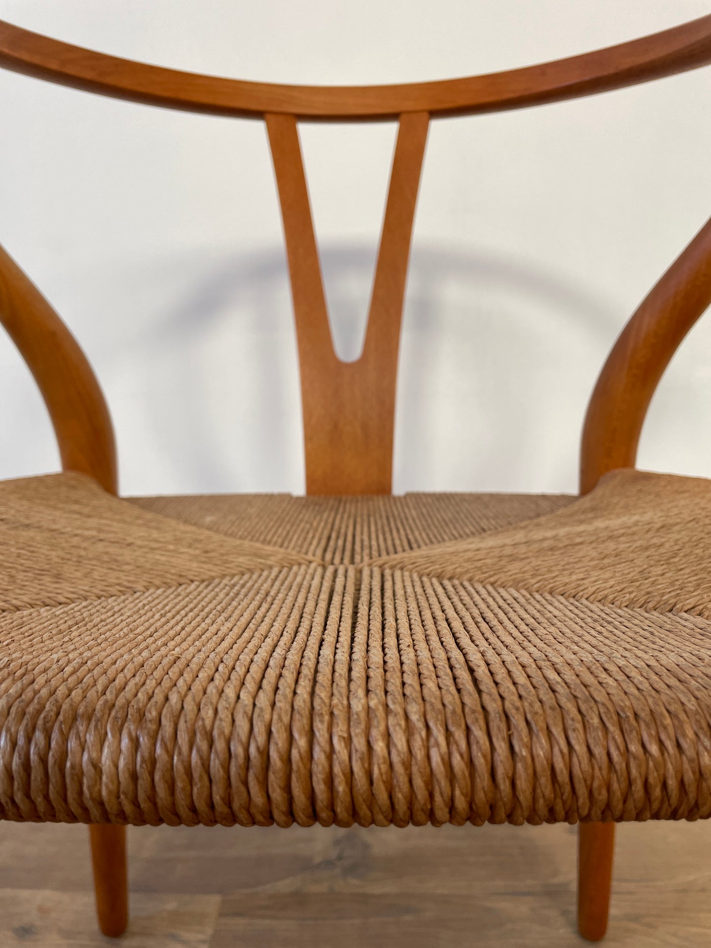 Mid-Century Oak Hans J. Wegner Wishbone Y Chair for Carl Hansen & Søn – Original Danish Design with Paper Cord Seat