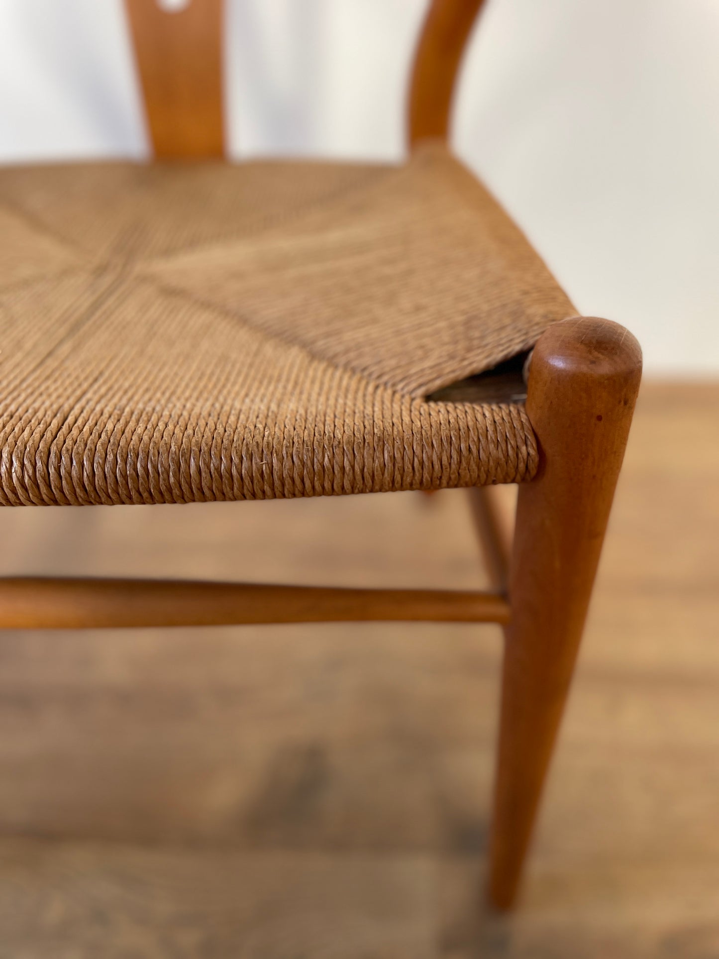 Mid-Century Oak Hans J. Wegner Wishbone Y Chair for Carl Hansen & Søn – Original Danish Design with Paper Cord Seat