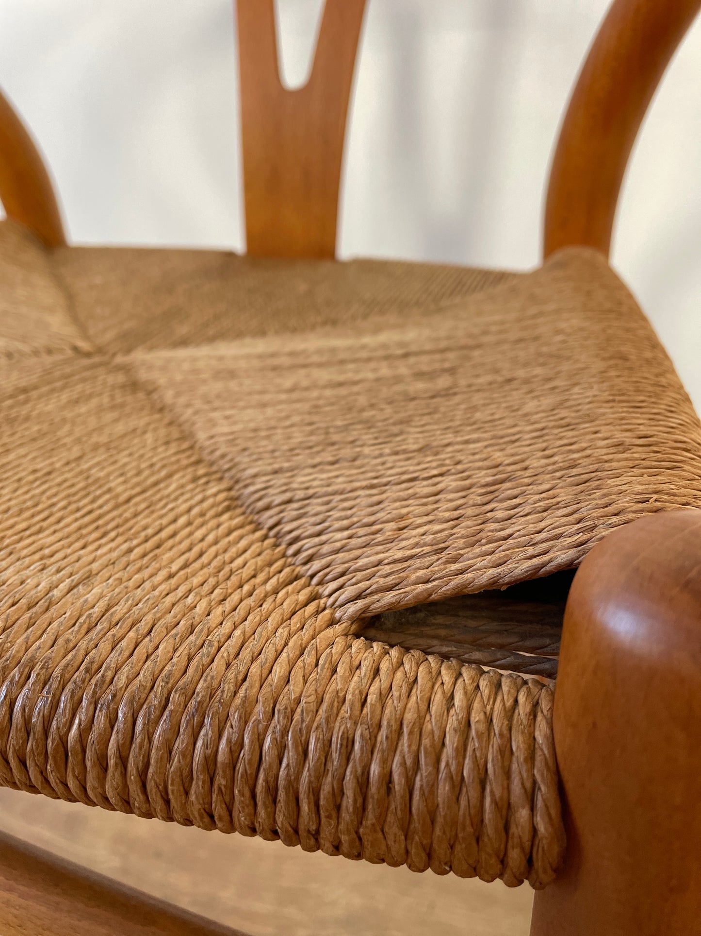 Mid-Century Oak Hans J. Wegner Wishbone Y Chair for Carl Hansen & Søn – Original Danish Design with Paper Cord Seat