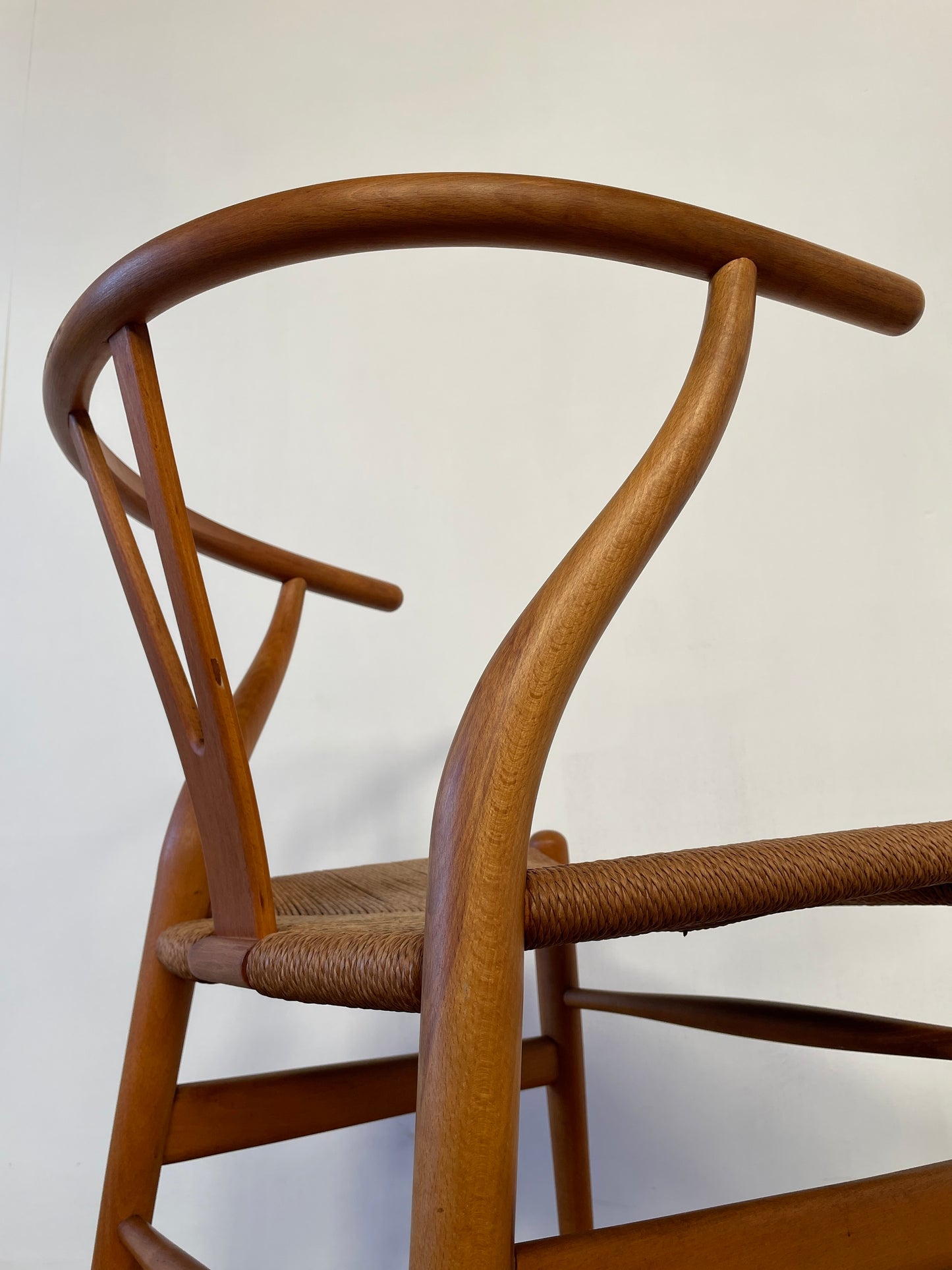 Mid-Century Oak Hans J. Wegner Wishbone Y Chair for Carl Hansen & Søn – Original Danish Design with Paper Cord Seat